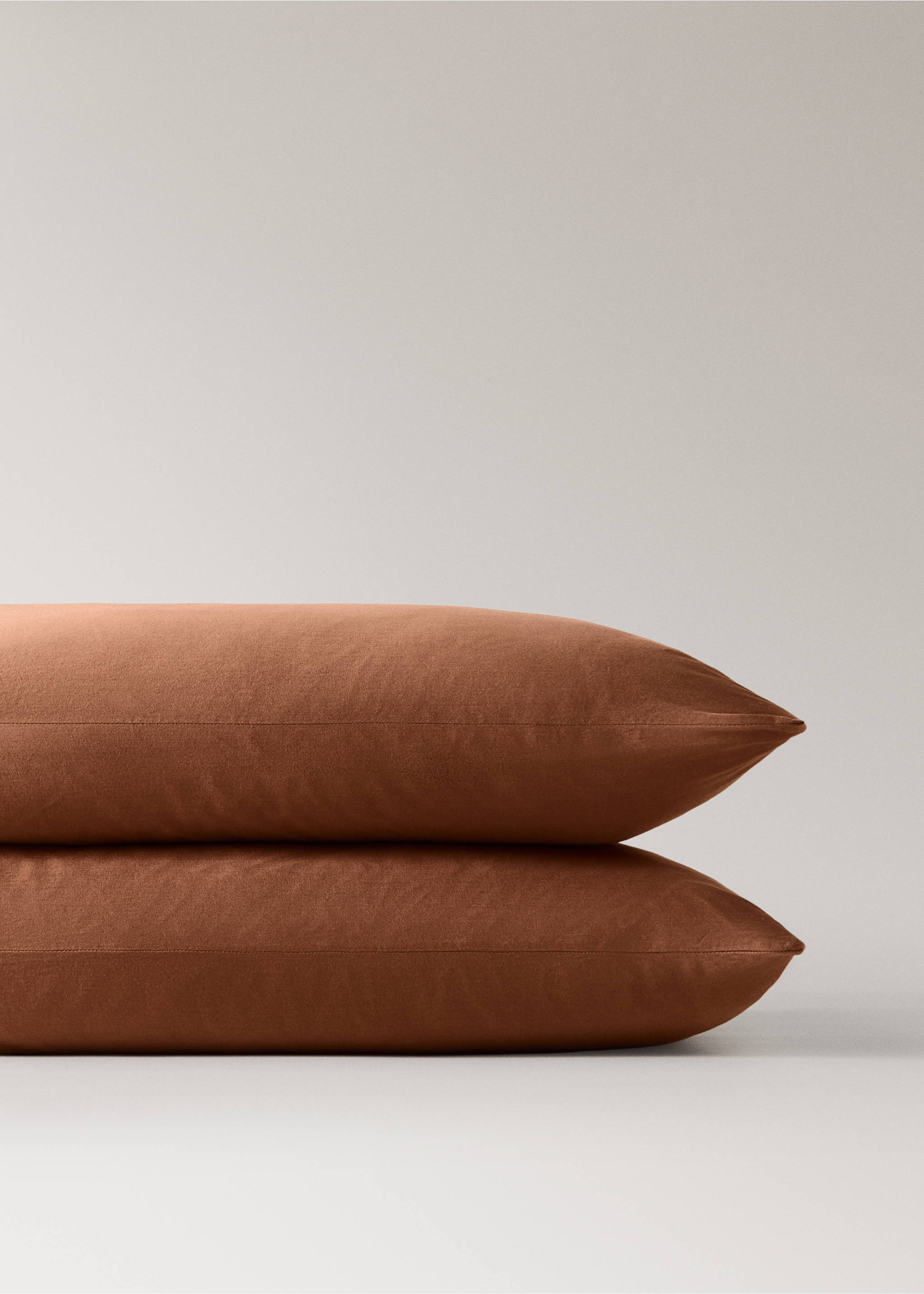 100% cotton satin pillowcase 50x75 cm - Details of the article 2, Caramel. Ref: 37032934-00.