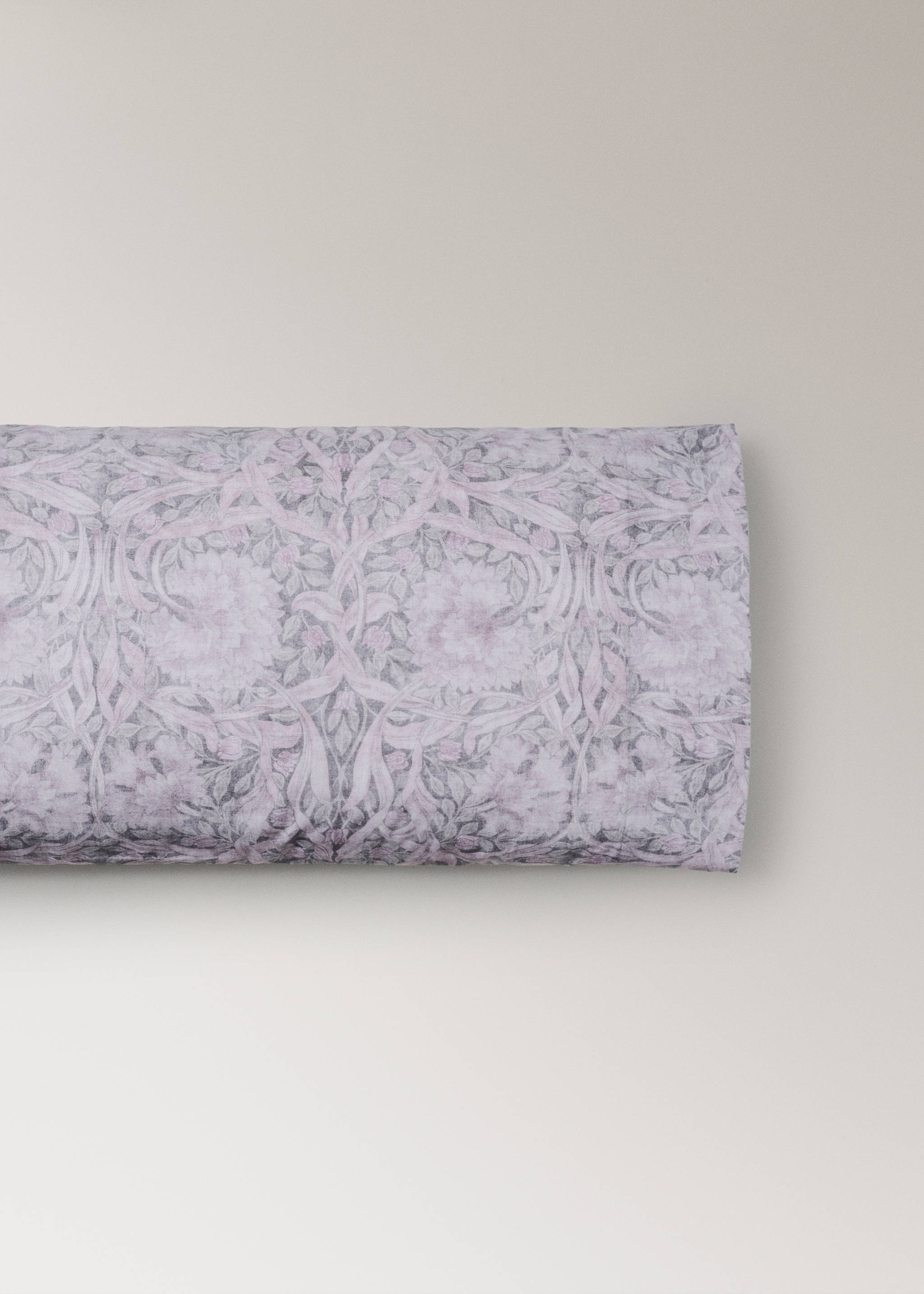 Decorative floral print 200 thread count percale cotton pillow cover - Article without model