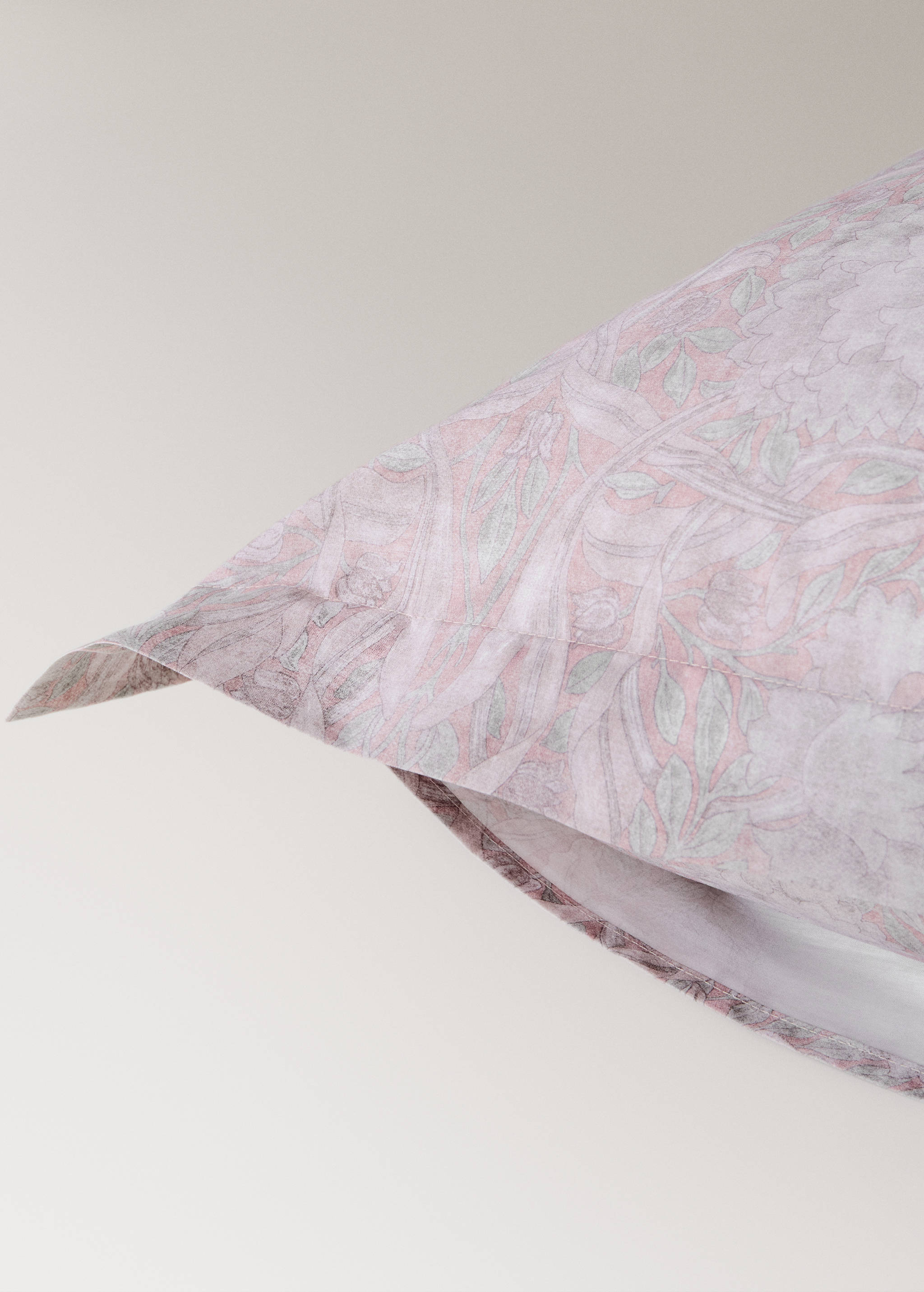 Two decorative floral print 200 thread count percale cotton pillow covers 60x60 cm - Details of the article 1