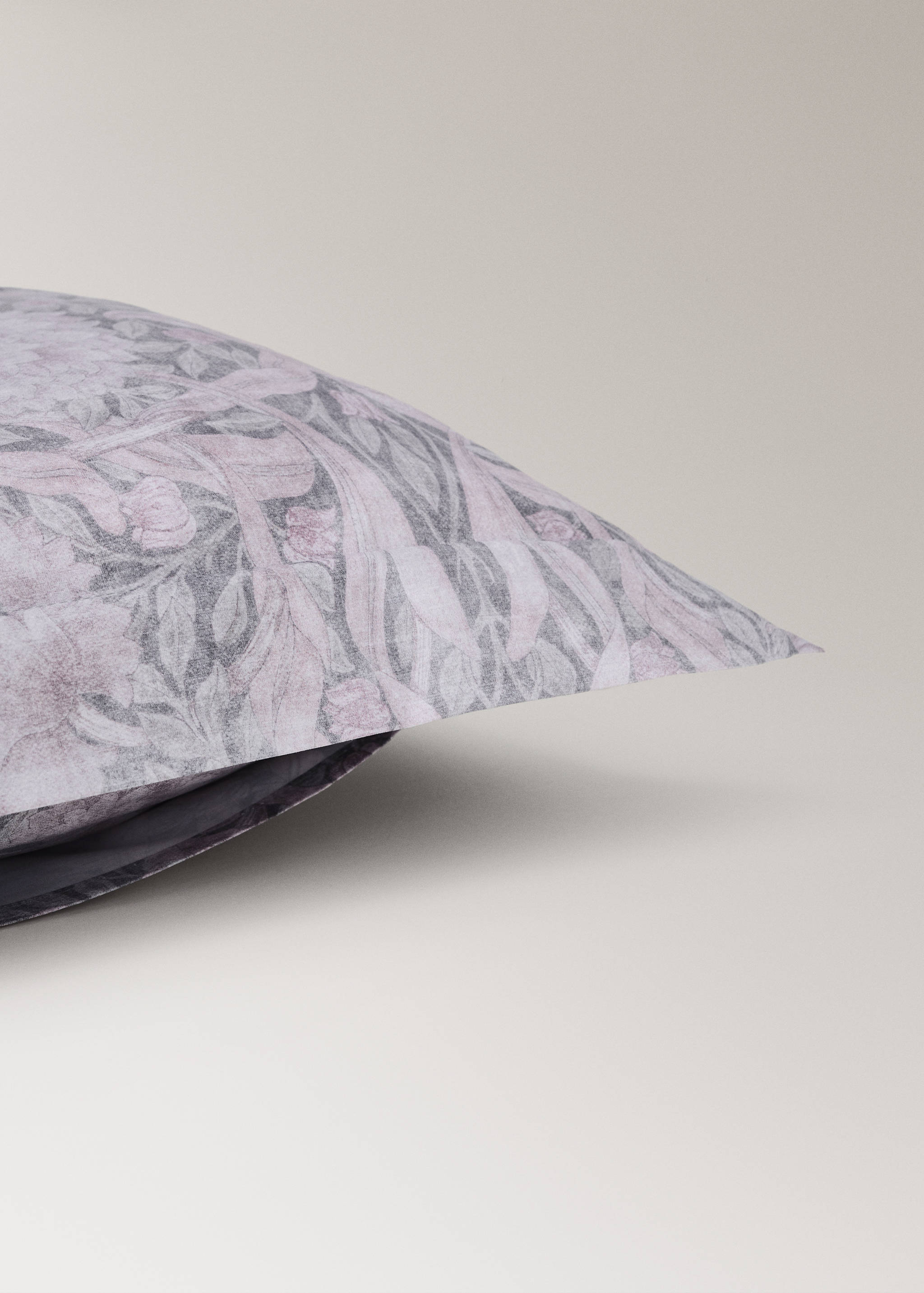 Two decorative floral print 200 thread count percale cotton pillow covers 60x60 cm - Details of the article 2