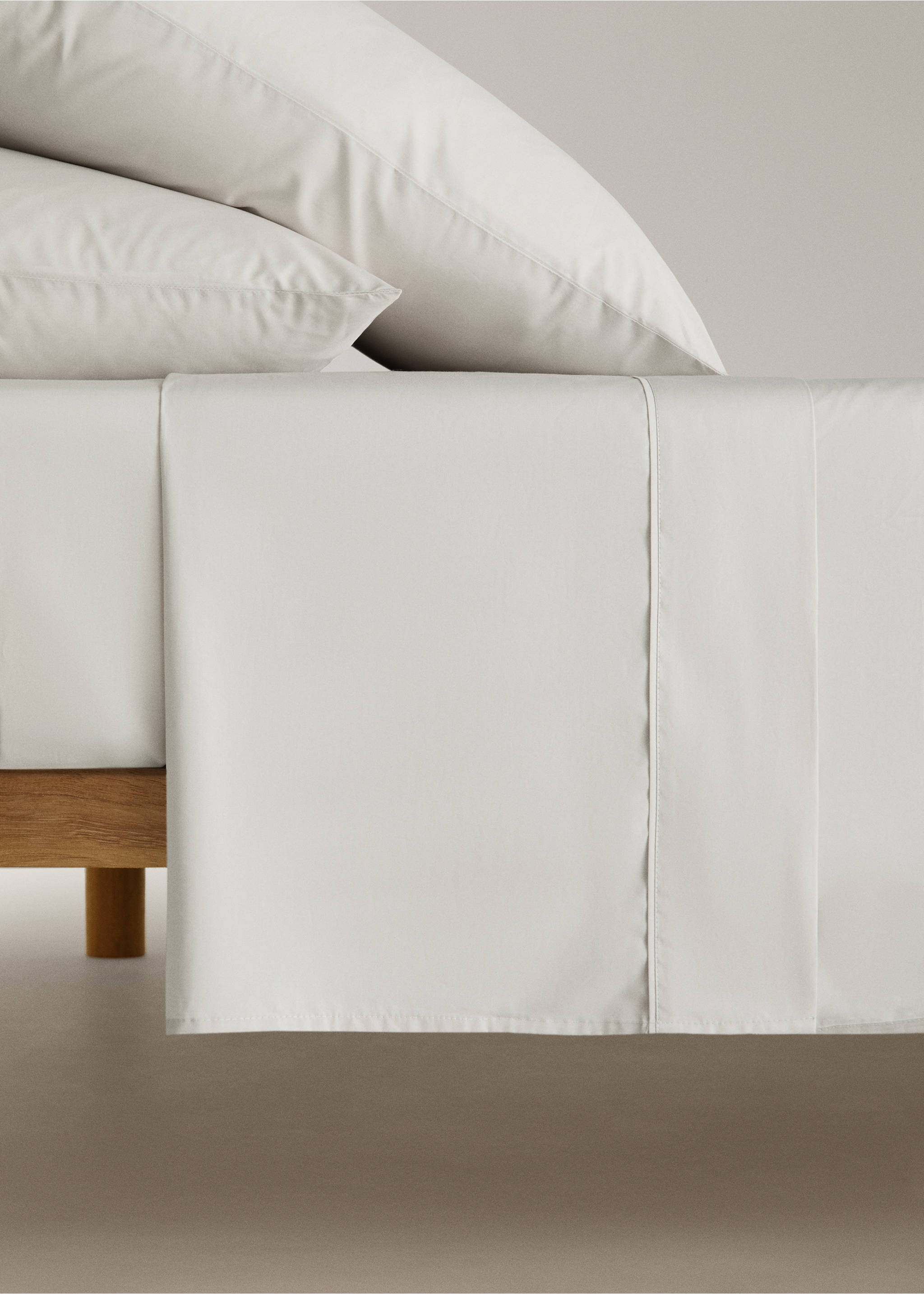 300-thread-count percale cotton flat sheet with piping detail for 180/200 cm bed - Article without model, Sand. Ref: 37032967-00.