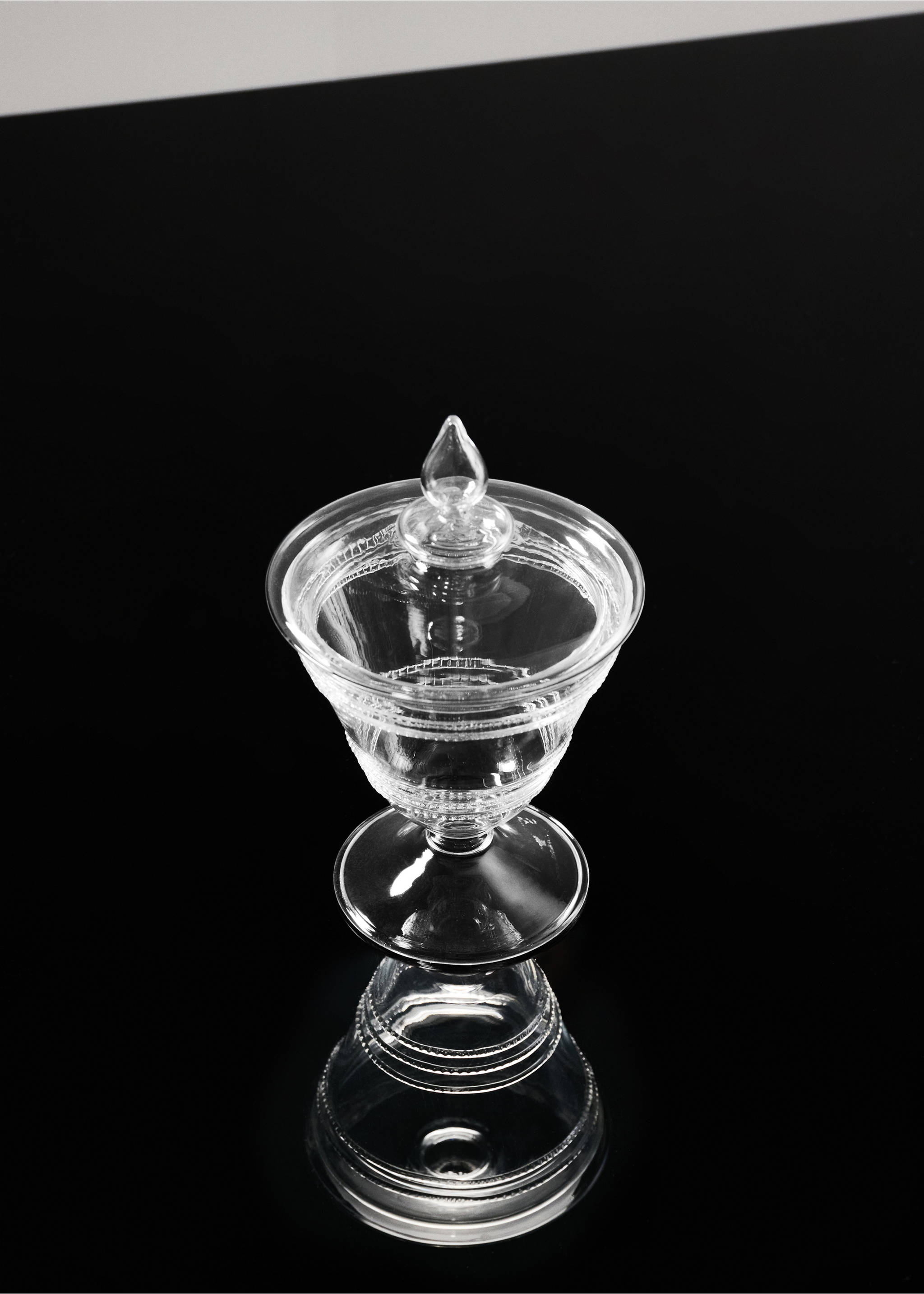 Decorative piece, 100% glass engraved design - Загальний план, Чорний. Ref: 37033284-00.