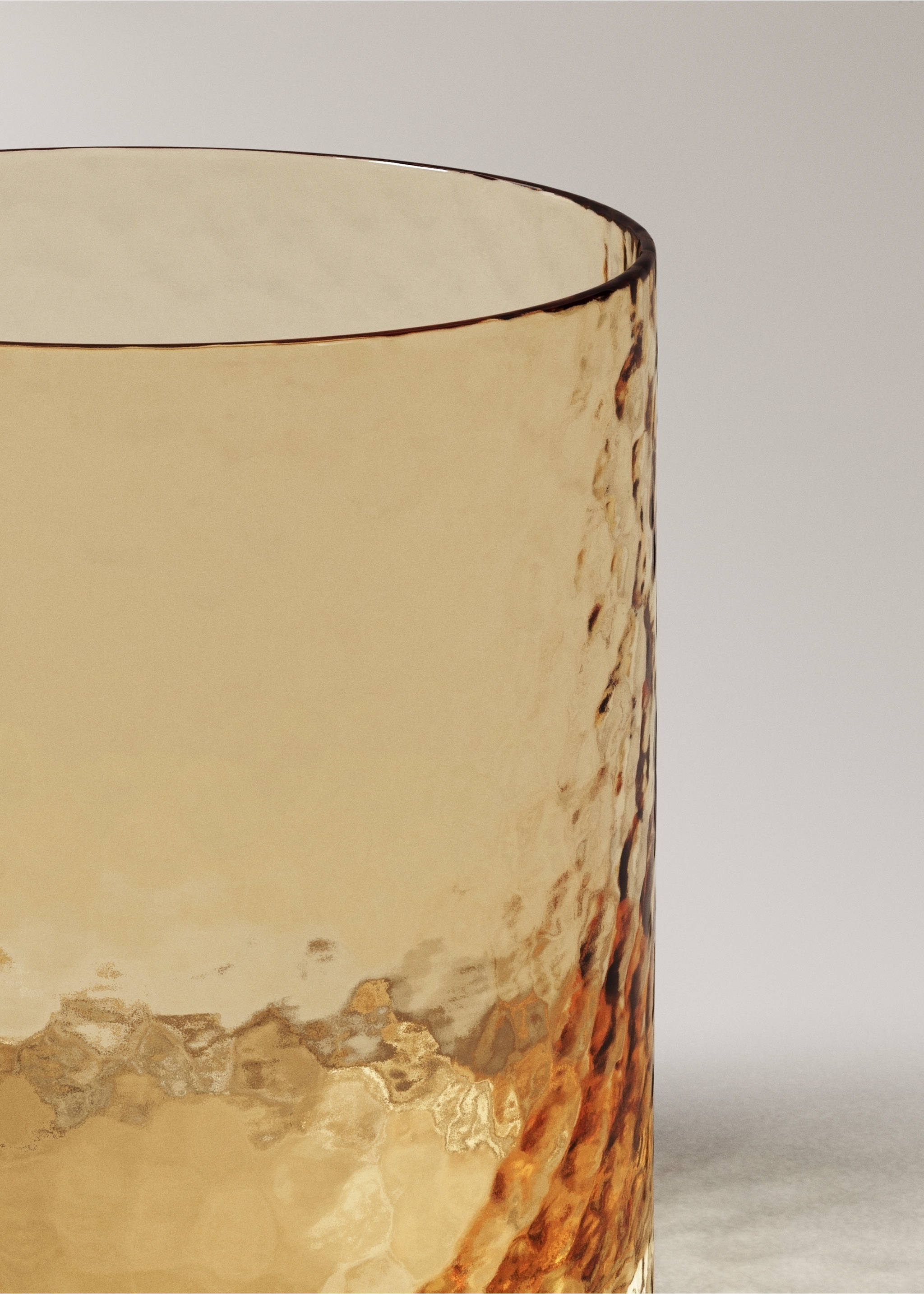 Hammered glass tumbler - Details of the article 1, Vanilla. Ref: 37033293-00.