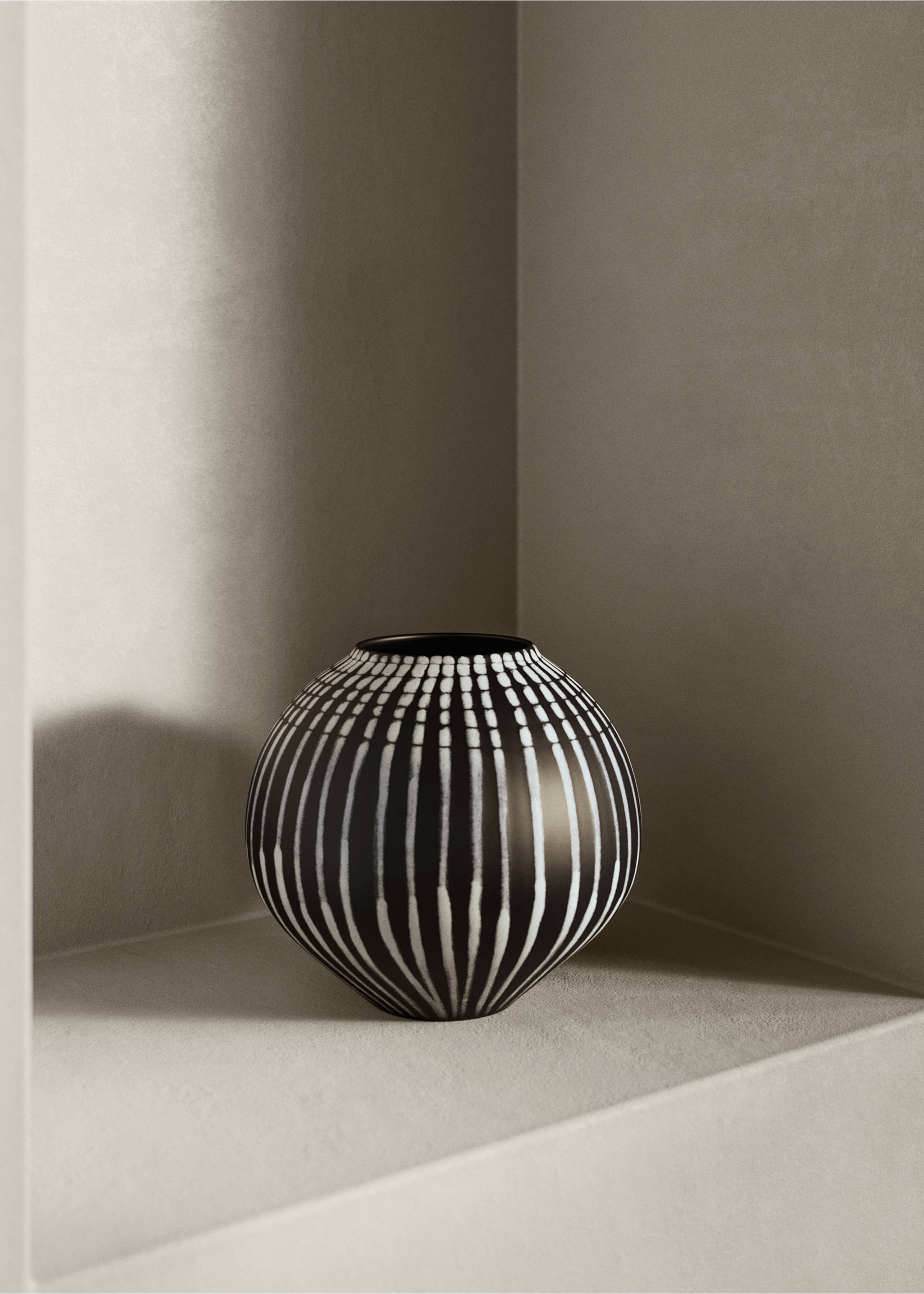Striped ceramic vases - General plane, Black. Ref: 37033302-00.