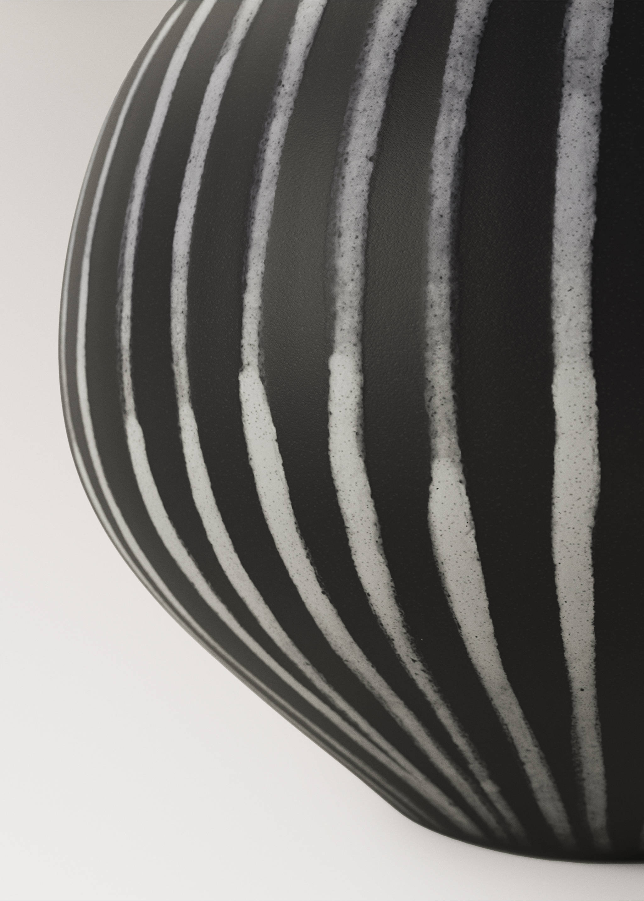 Striped ceramic vases - Details of the article 2, Black. Ref: 37033302-00.
