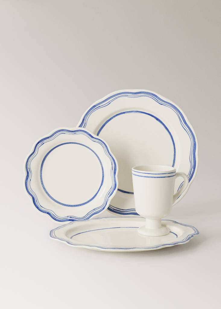 Large hand-painted stoneware dinner plate — Blue