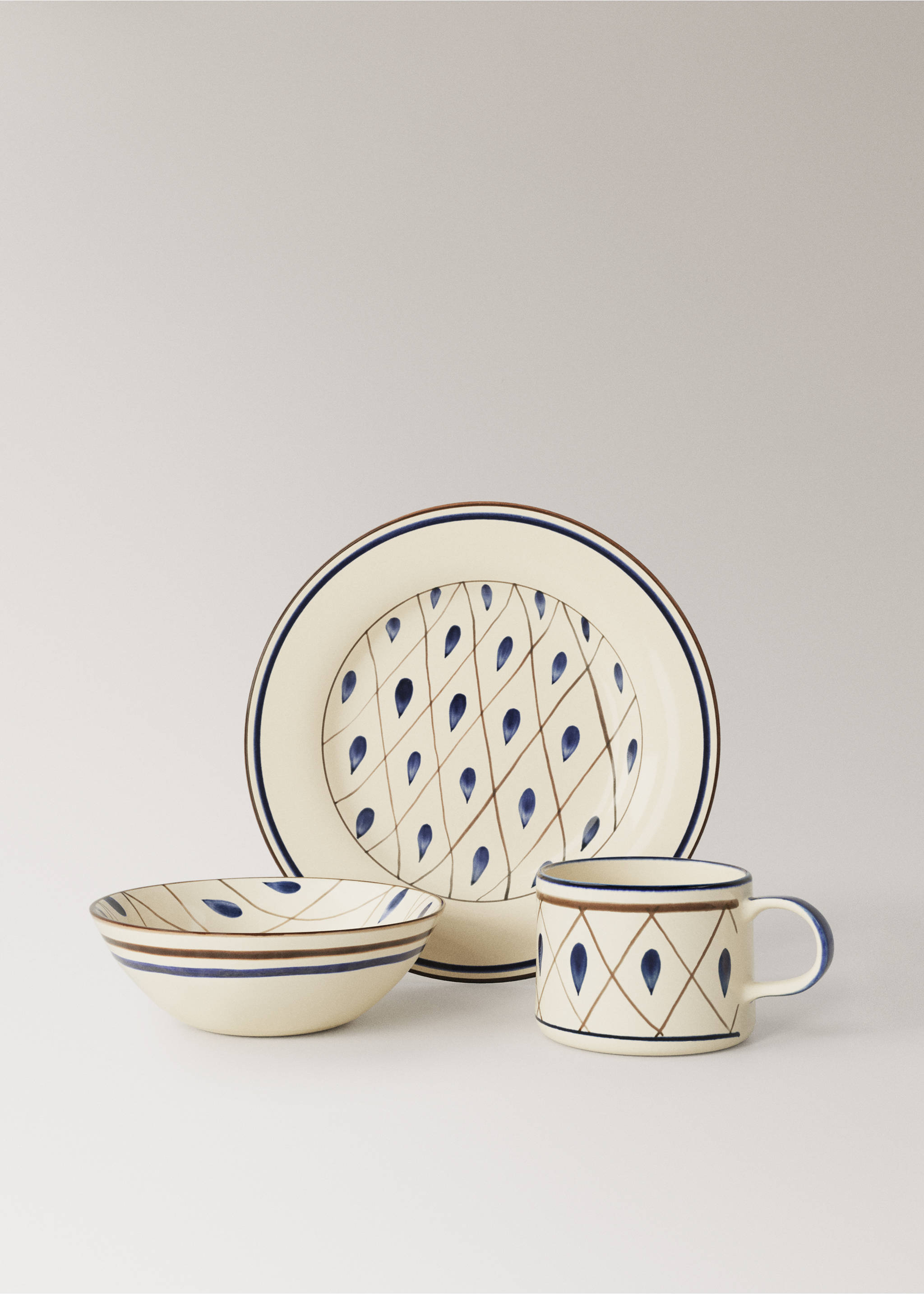 Hand-painted stoneware mug - Details of the article 3, Vibrant blue. Ref: 37033311-00.
