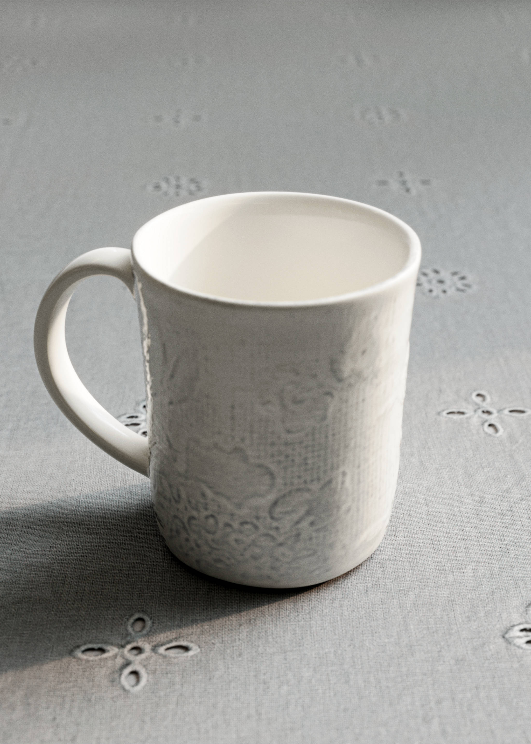 Timeless stoneware mug - General plane, Off White. Ref: 37033312-00.
