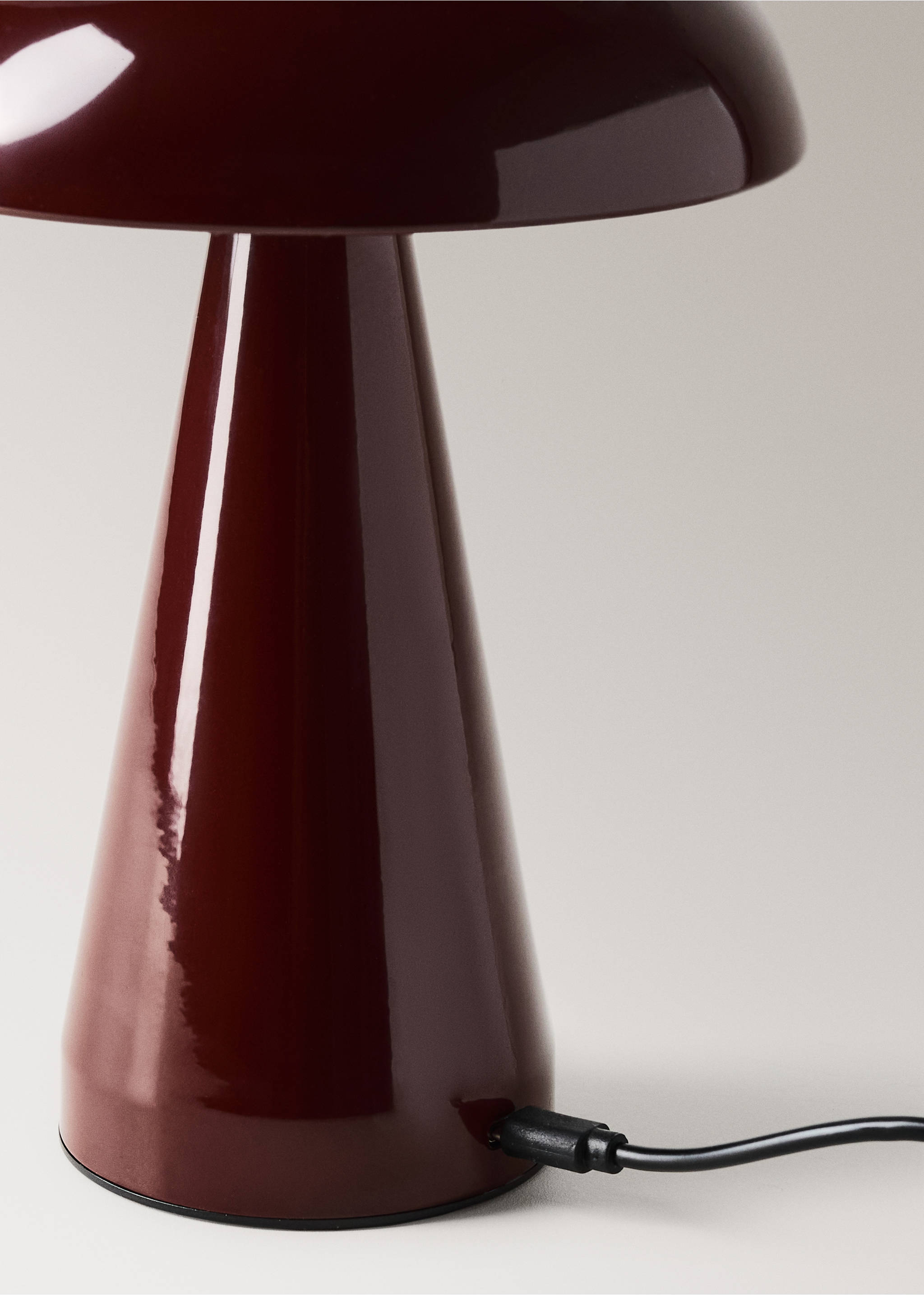 Glossy burgundy table lamp with a conical base and charging cable., Brown. Ref: 37033864-00.