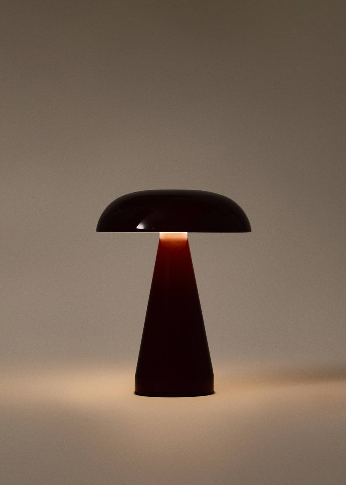 Metallic-finish table lamp — Brown