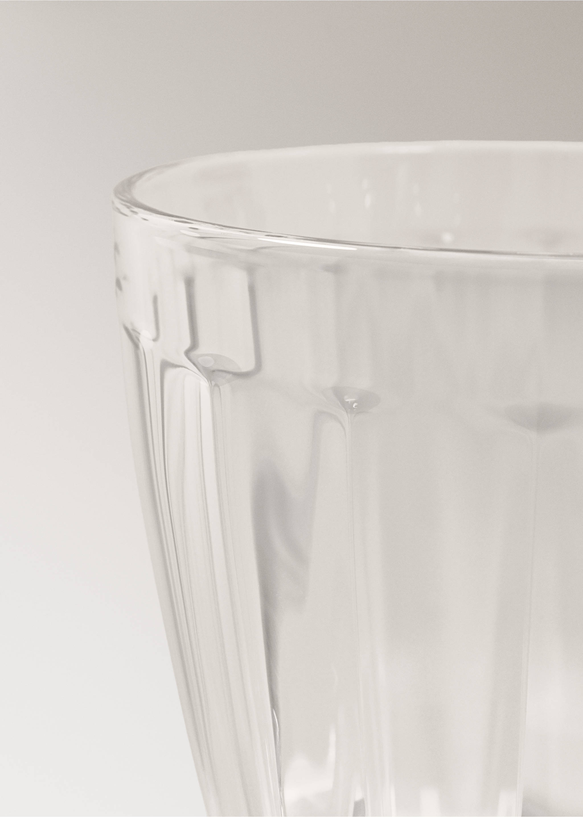 Glass tumbler with embossed stripes - Details of the article 1, Black. Ref: 37033867-00.