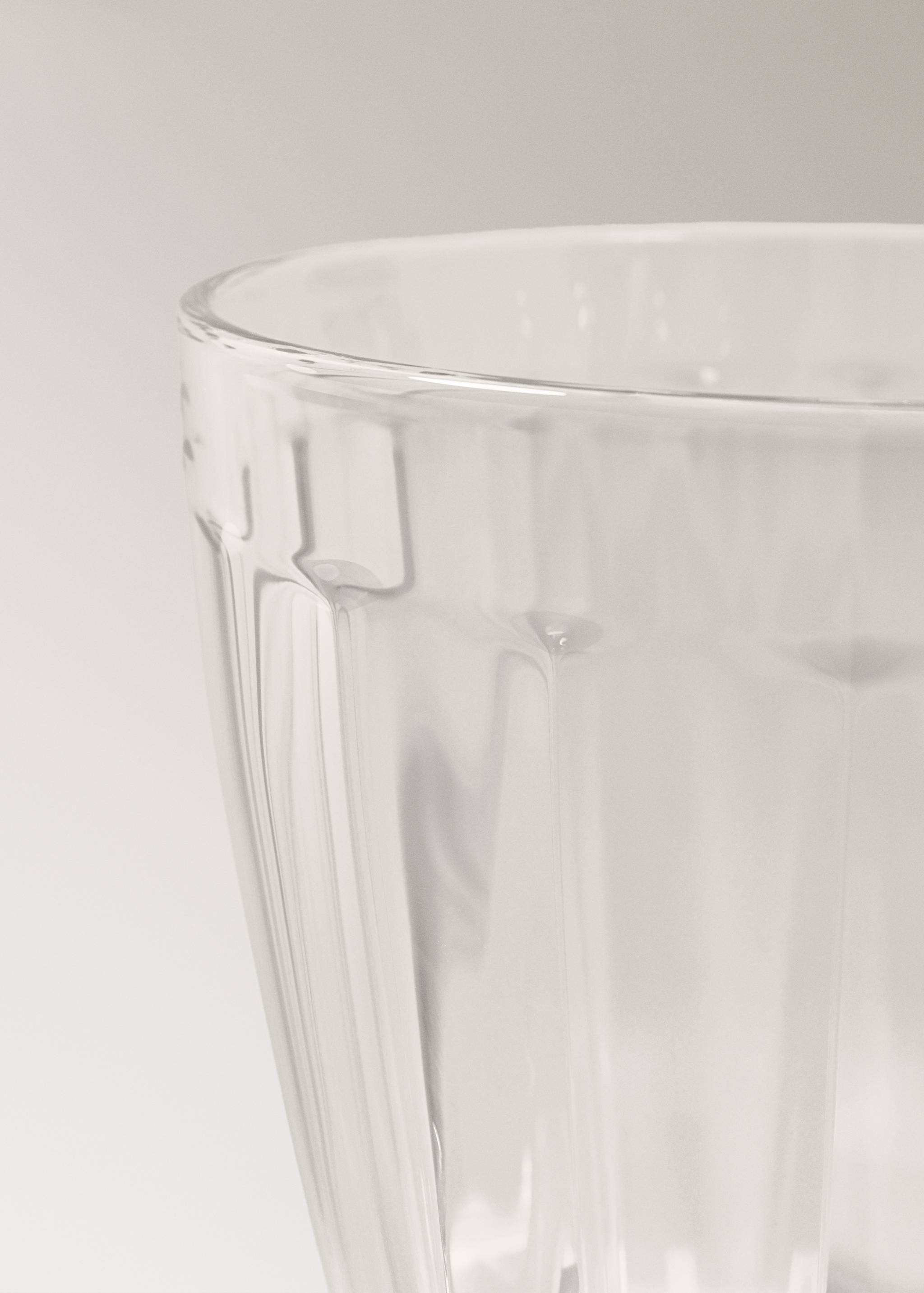 Glass tumbler with embossed stripes - Details of the article 1