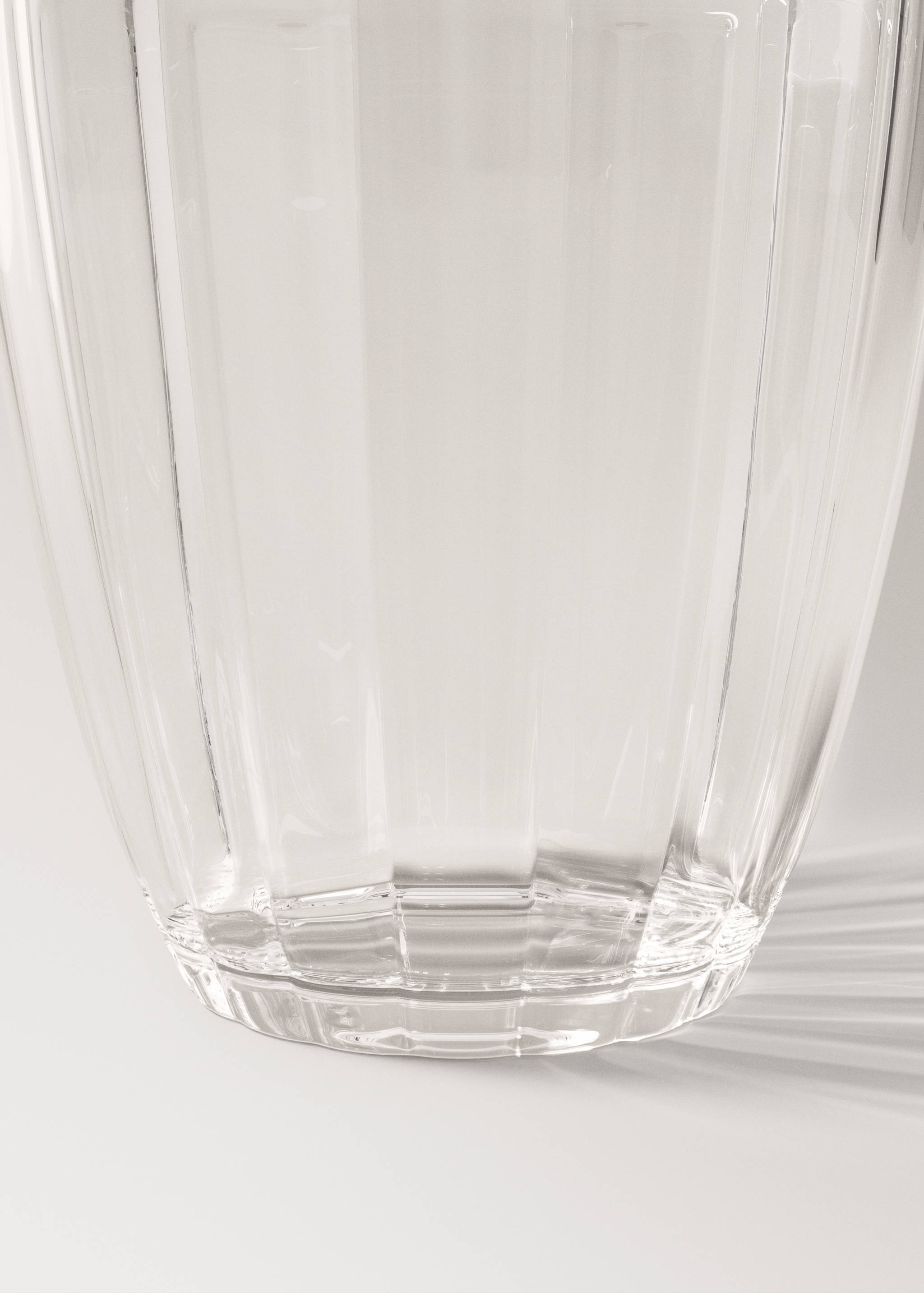 Glass tumbler with embossed stripes - Details of the article 2