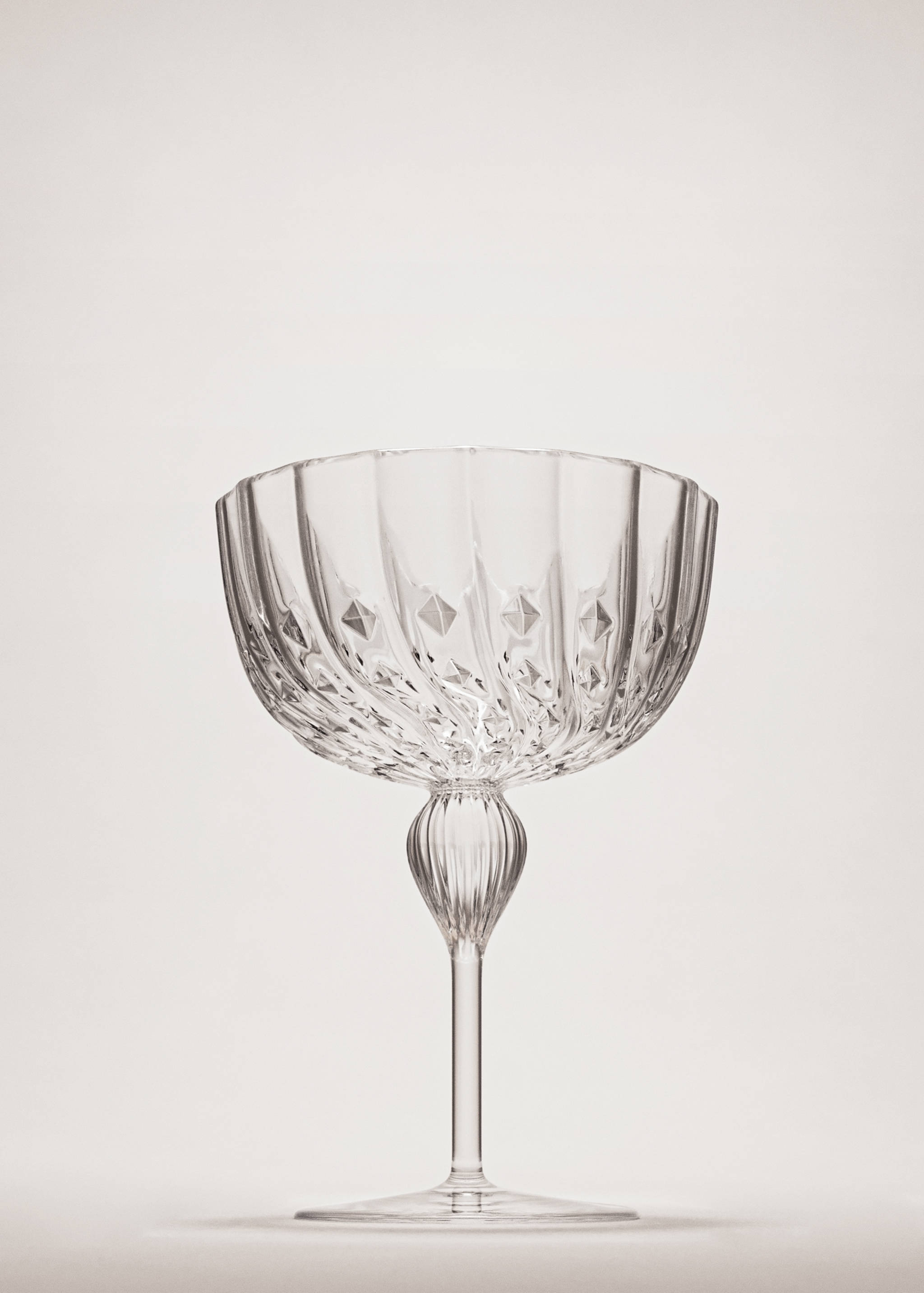 Glass cup with embossed stripes - General plane