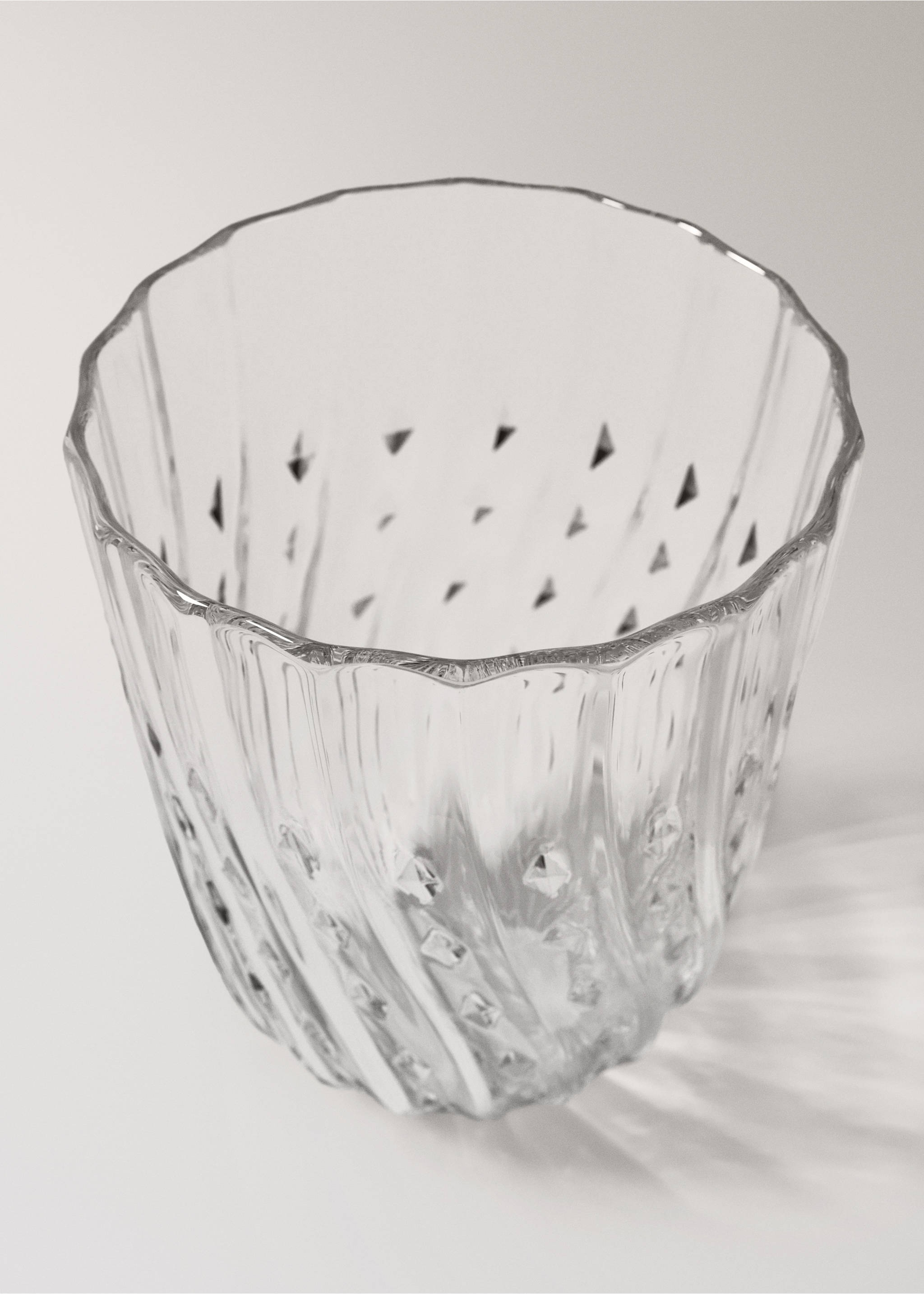 Glass cup with embossed stripes - Details of the article 1, Black. Ref: 37033868-00.