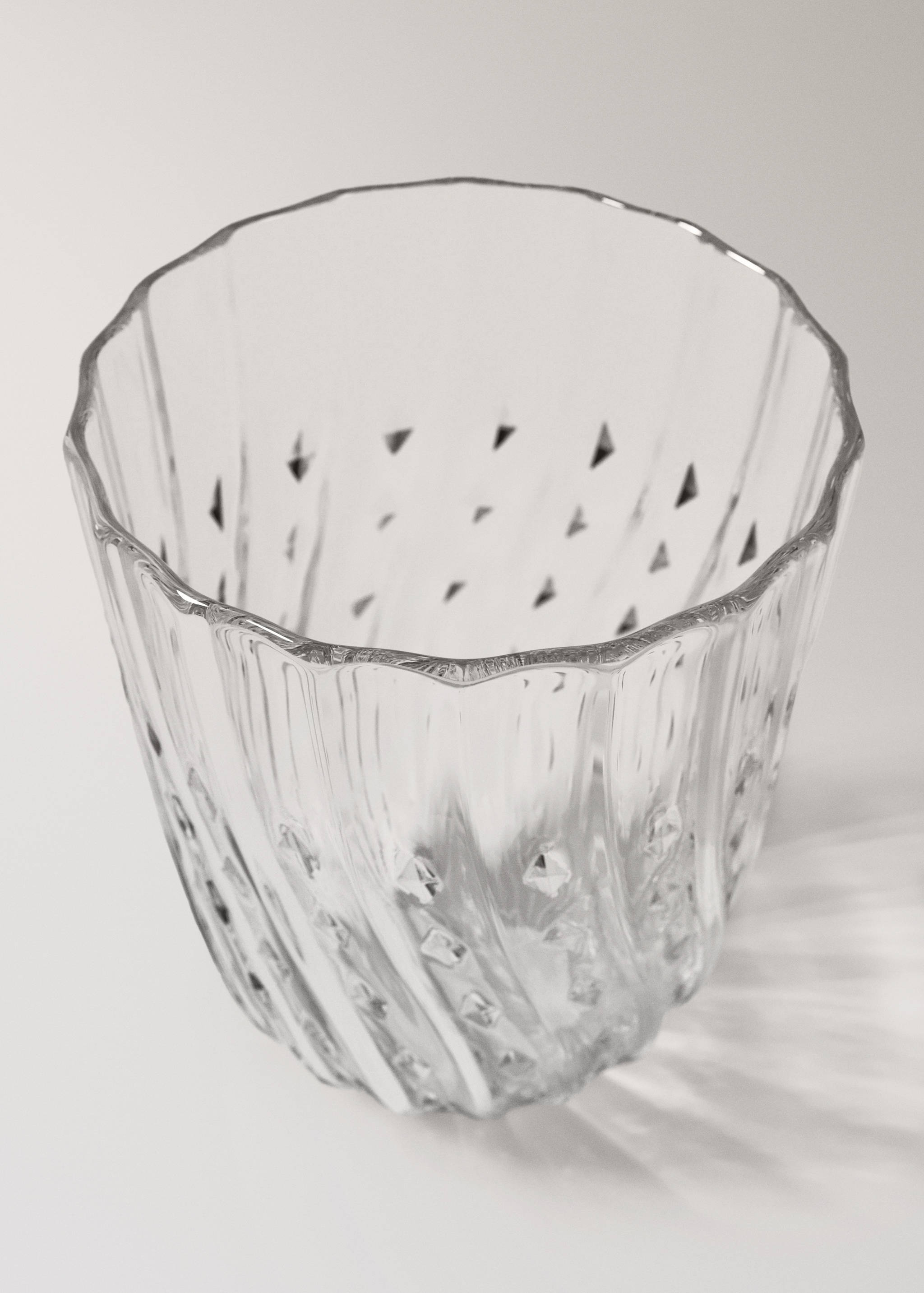 Glass cup with embossed stripes - Details of the article 1