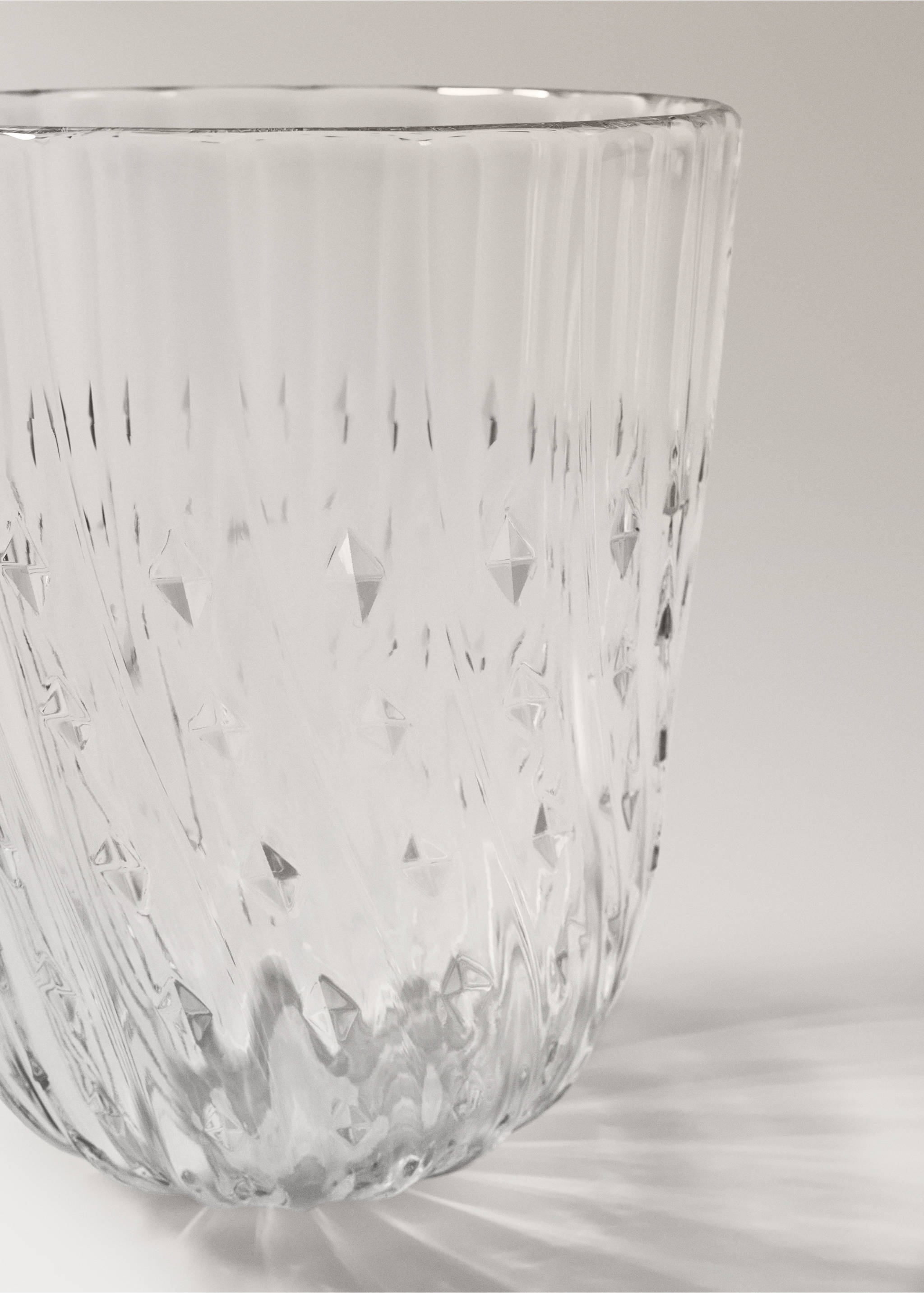 Glass cup with embossed stripes - Details of the article 2, Black. Ref: 37033868-00.