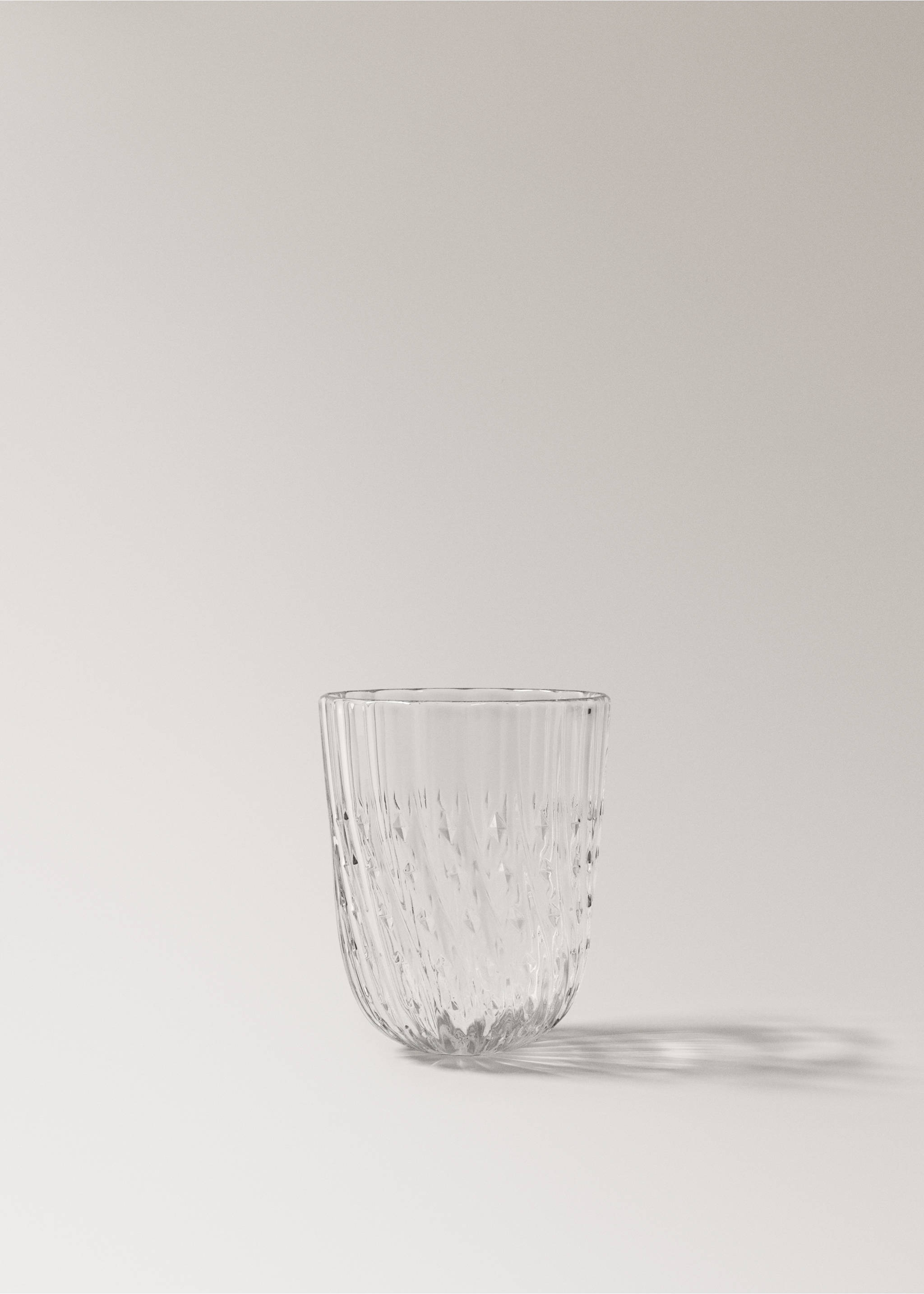 Glass cup with embossed stripes - Article without model, Black. Ref: 37033868-00.