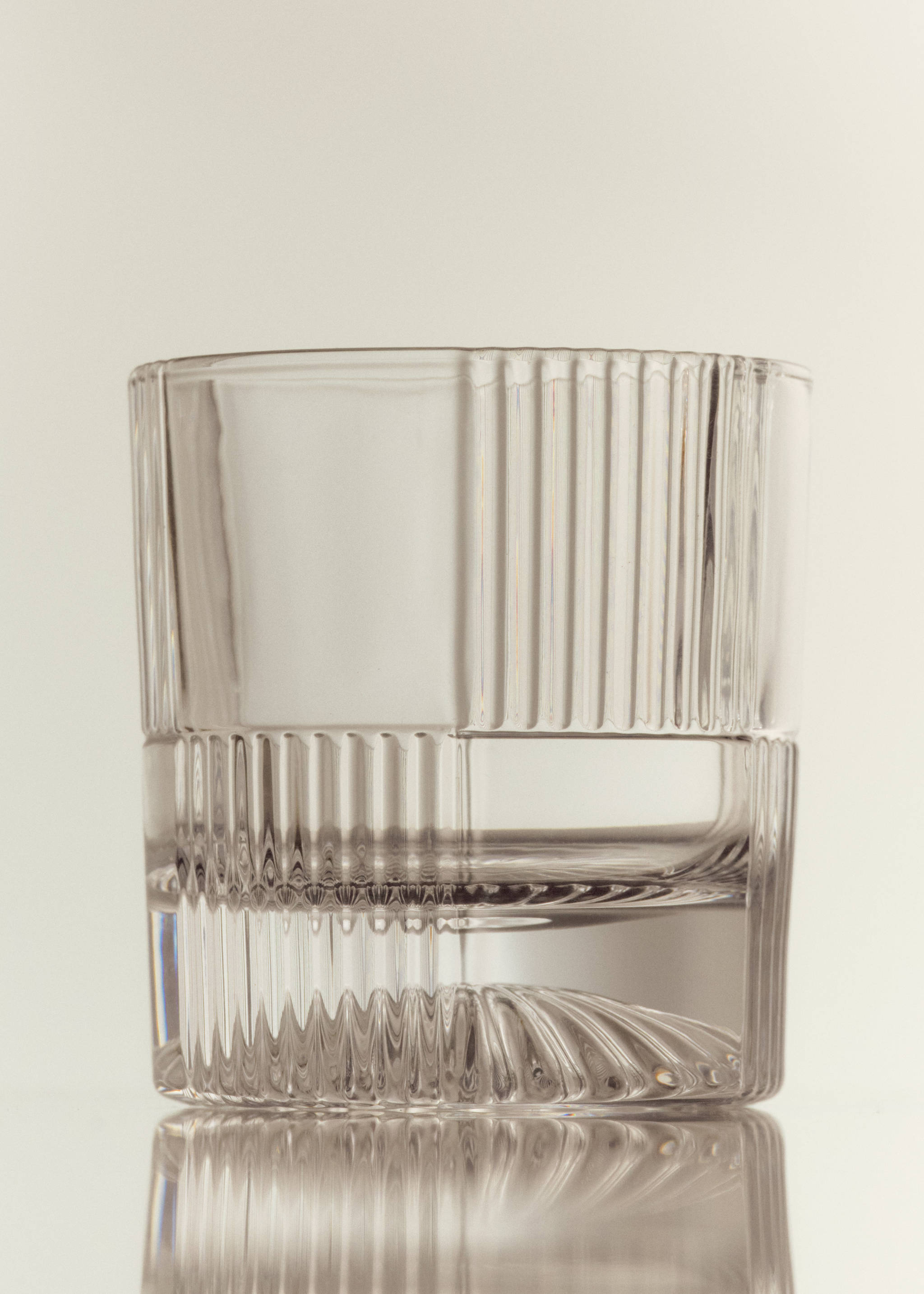 Striped glass cup - Details of the article 5, Black. Ref: 37033869-00.
