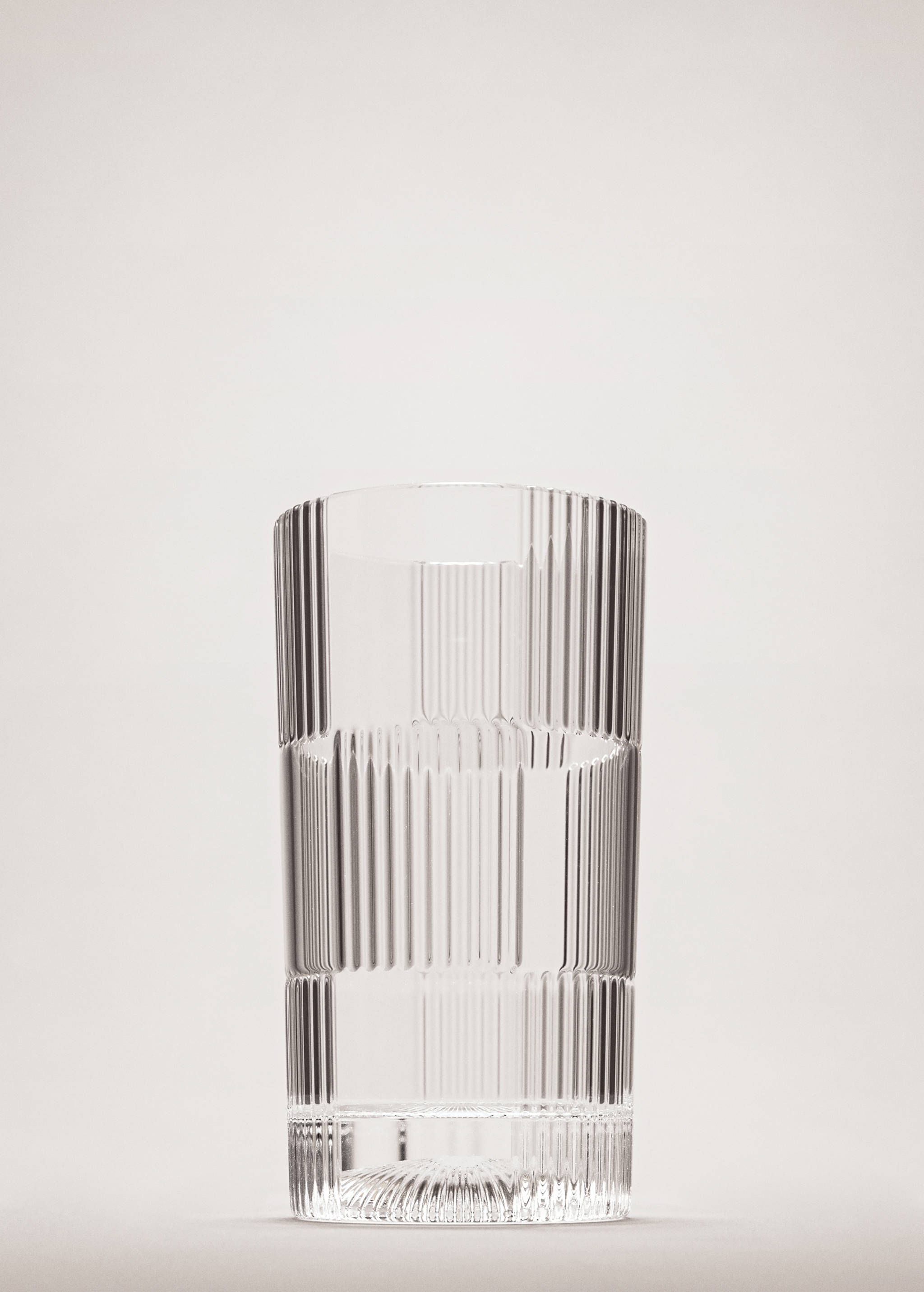 Glass tumbler with embossed stripes - General plane