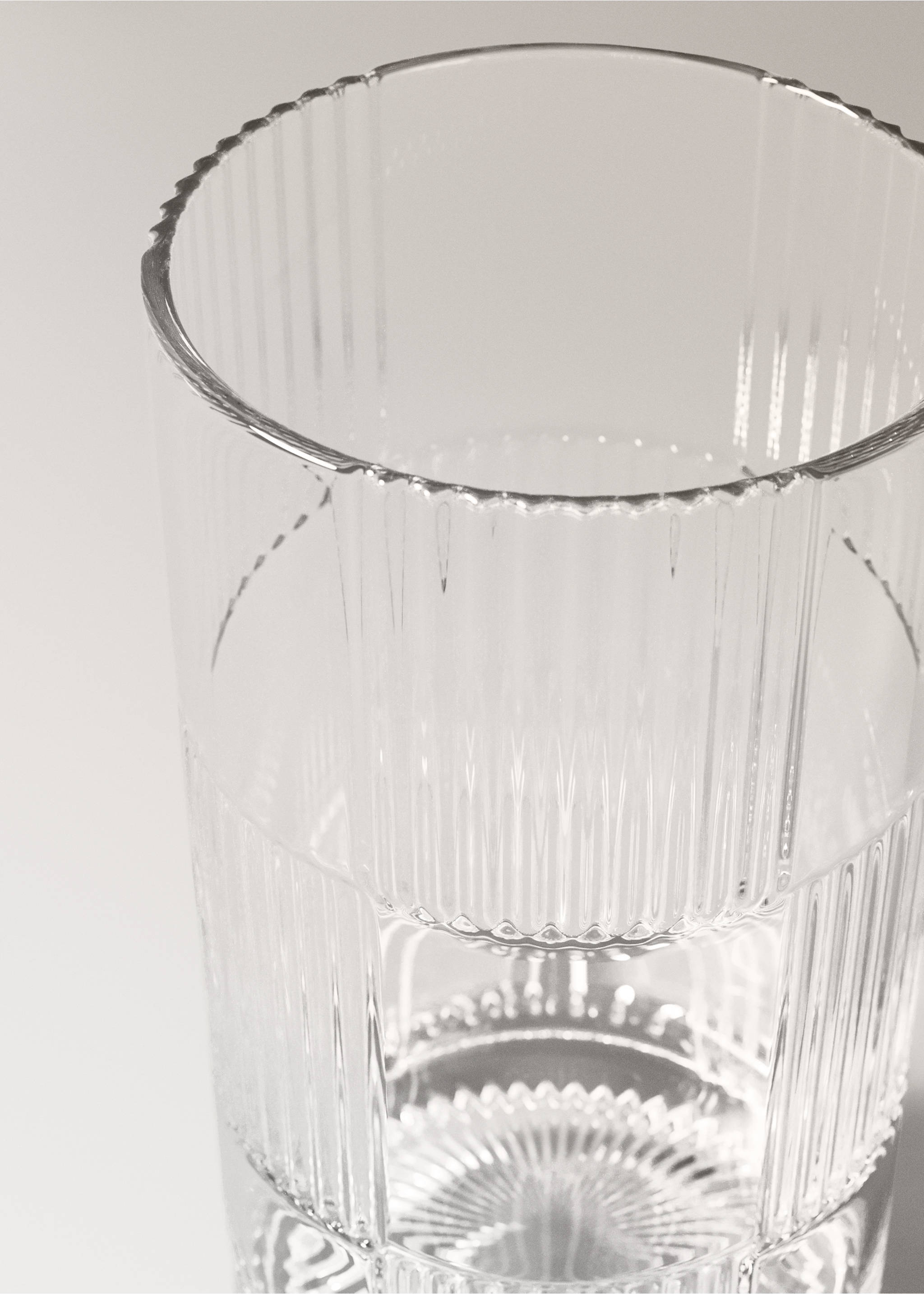 Glass tumbler with embossed stripes - Details of the article 1, Black. Ref: 37033870-00.