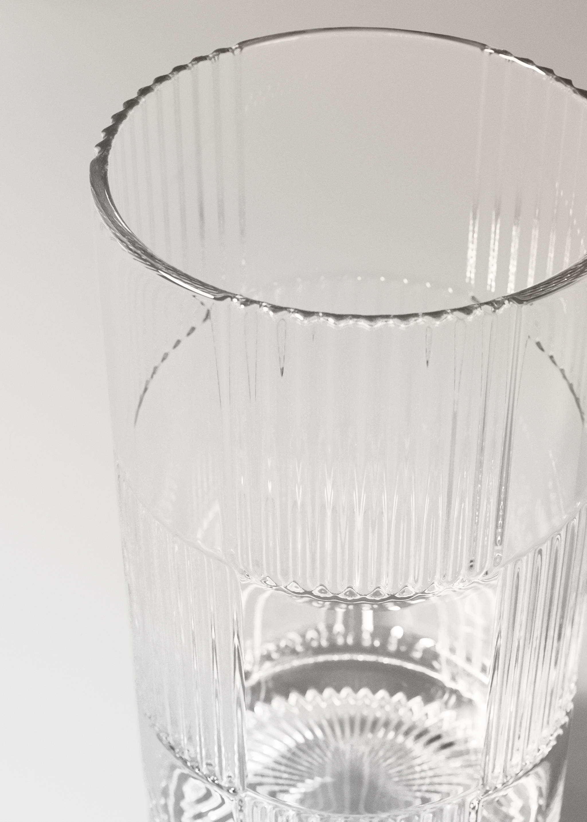 Glass tumbler with embossed stripes - Details of the article 1