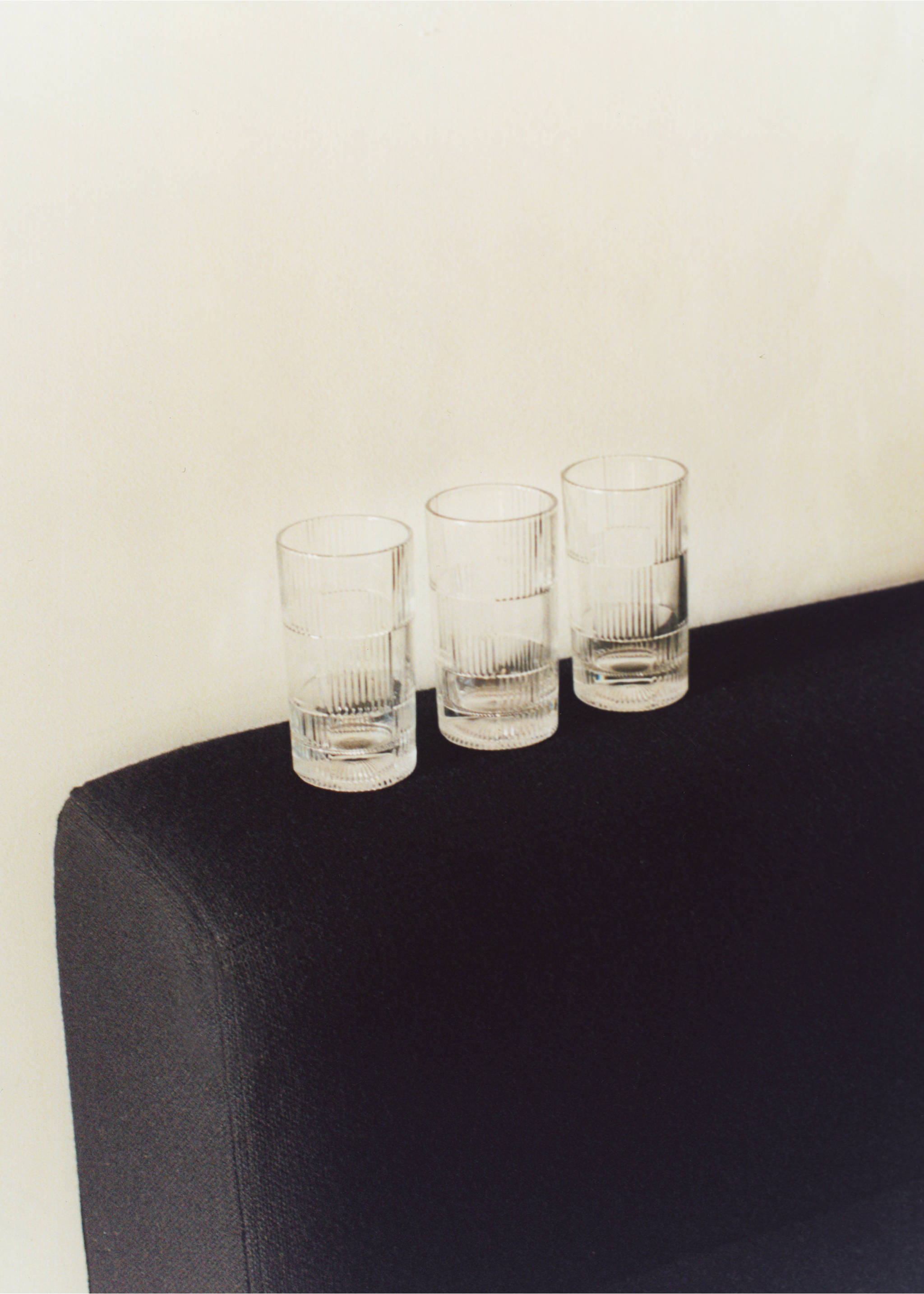 Glass tumbler with embossed stripes - Details of the article 5, Black. Ref: 37033870-00.