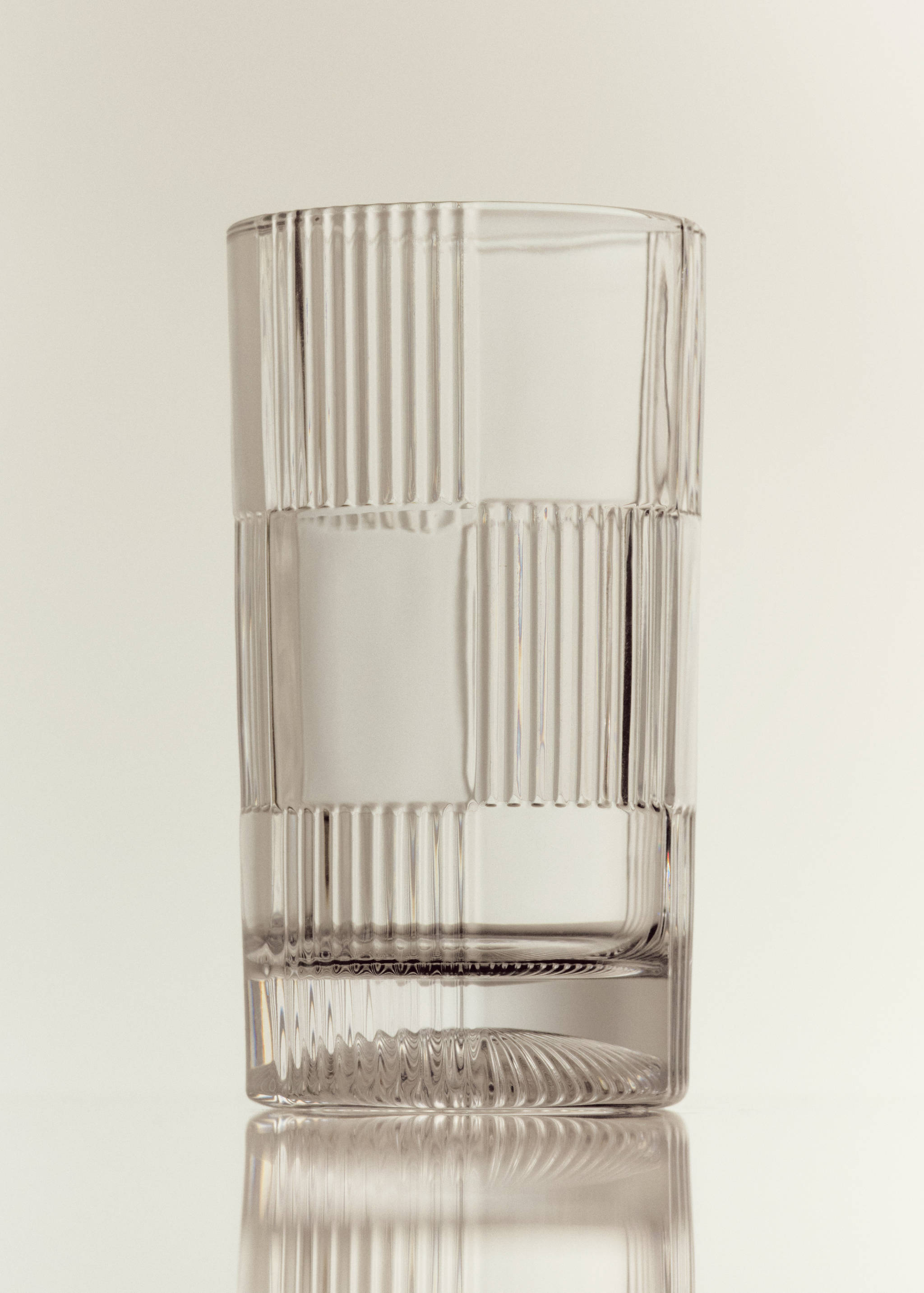 Glass tumbler with embossed stripes - Details of the article 6, Black. Ref: 37033870-00.