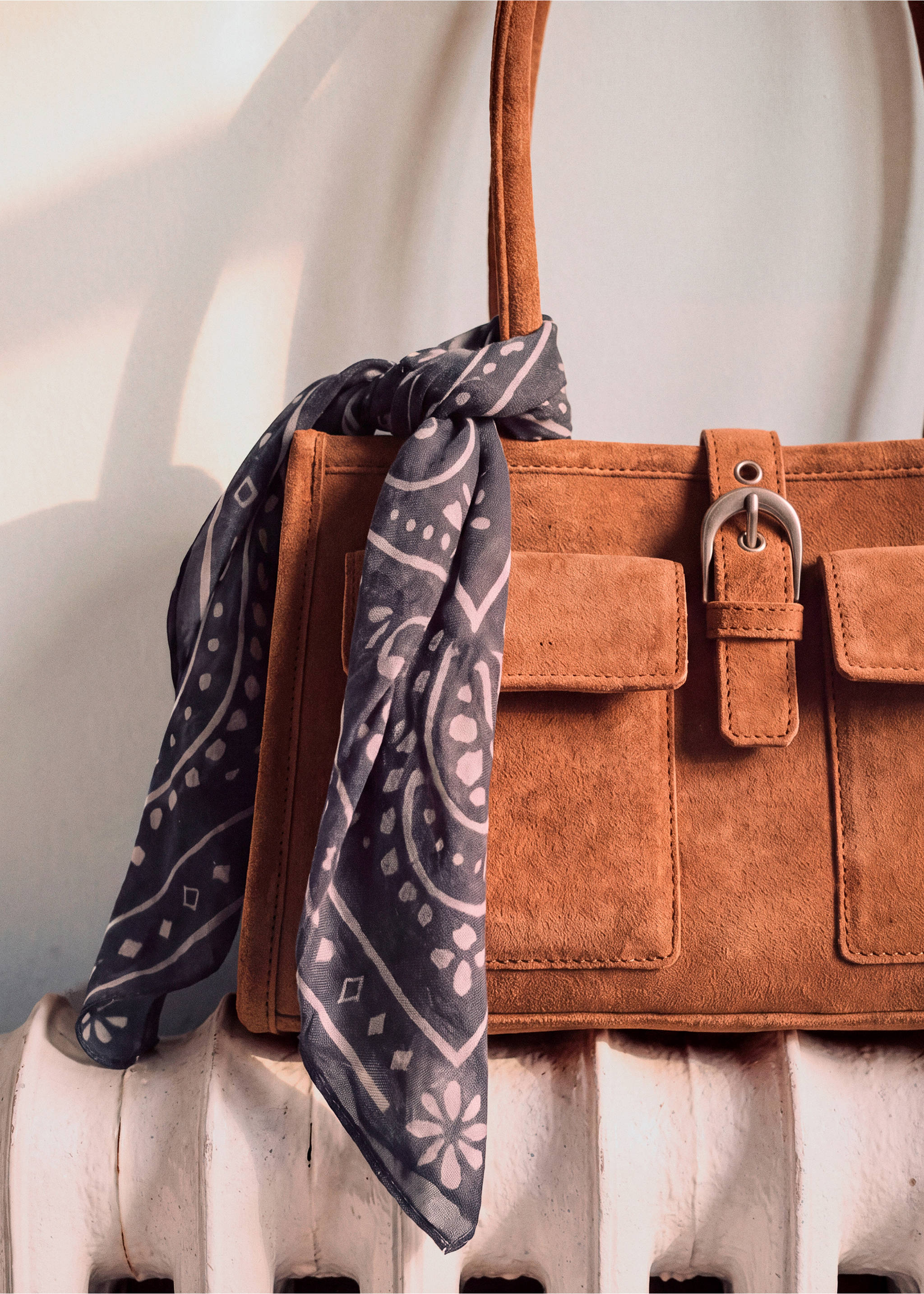 Leather bag with pockets - Details of the article 5, Sand. Ref: 37033878-00.