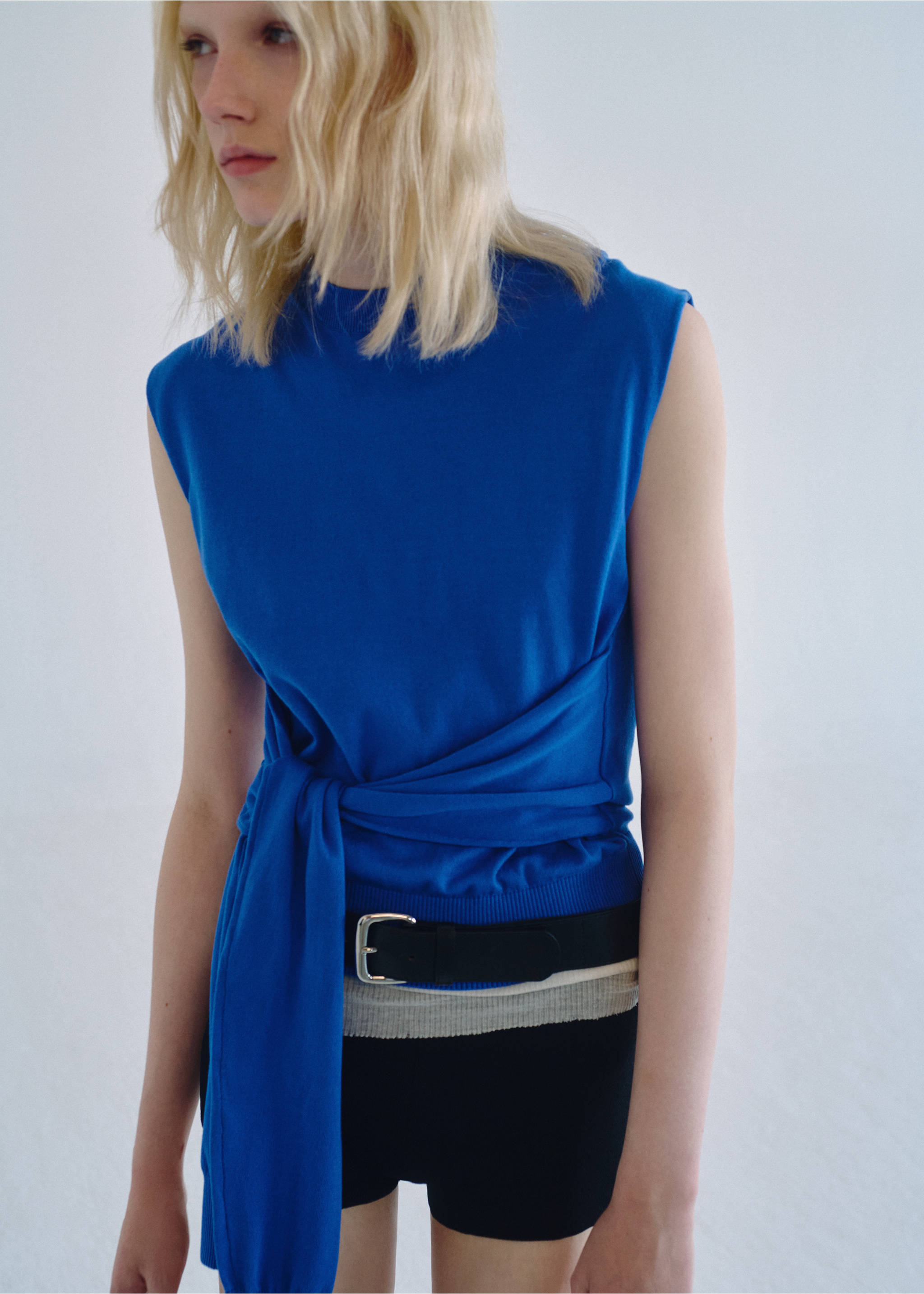 Knit gilet with knot detail - Medium plane, Blue. Ref: 37034080-00.