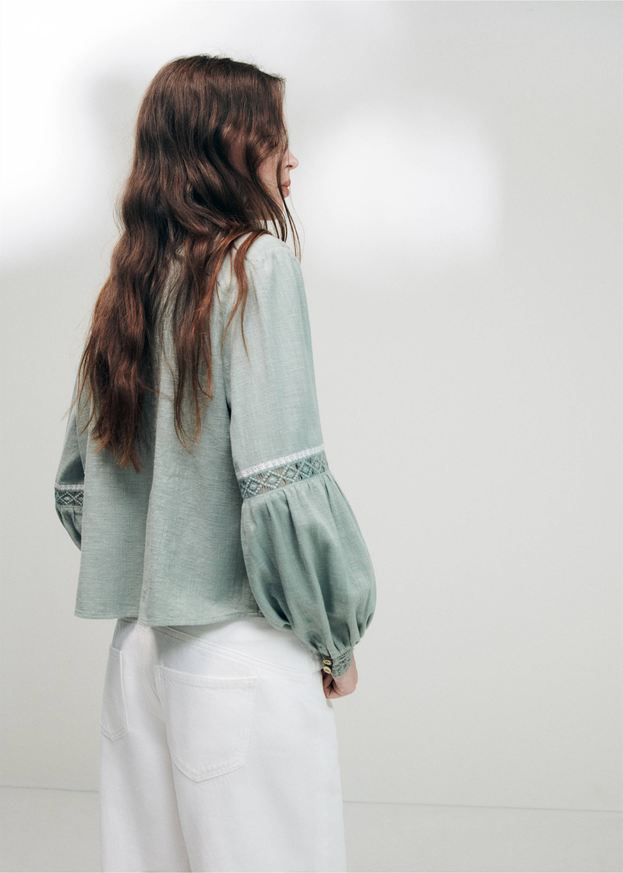 Lace blouse with puffed sleeves - الجهة الخلفية للمنتج, أخضر بلون النعناع. Ref: 37034095-00.