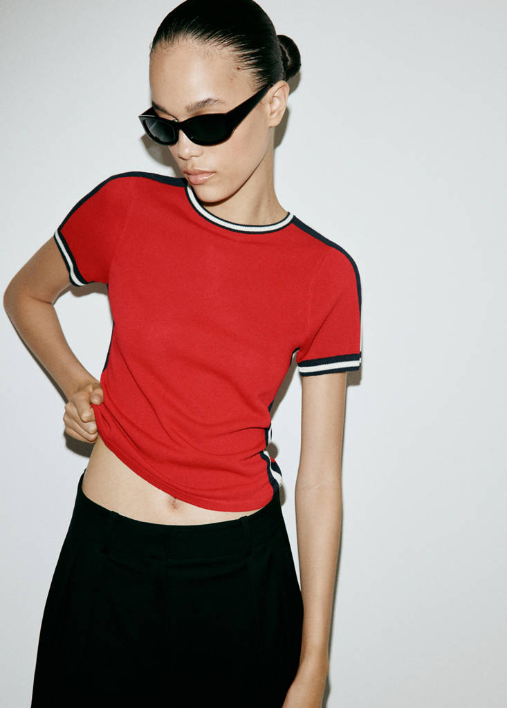 Short-sleeved sweater with contrasting stripes — Red