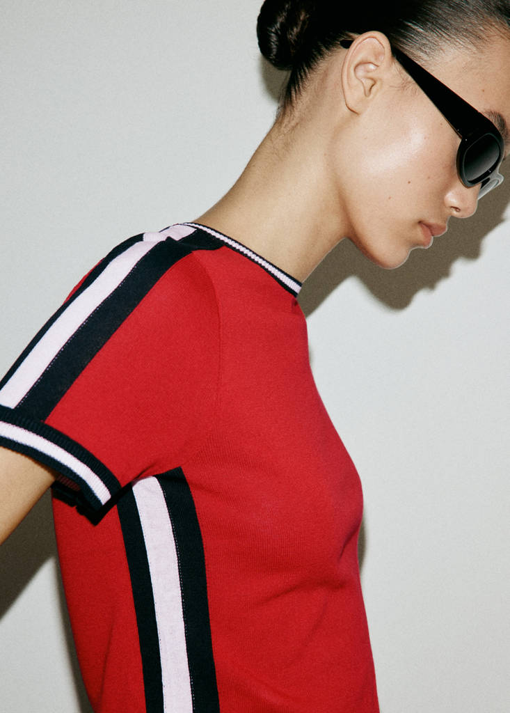 Short-sleeved sweater with contrasting stripes — Red