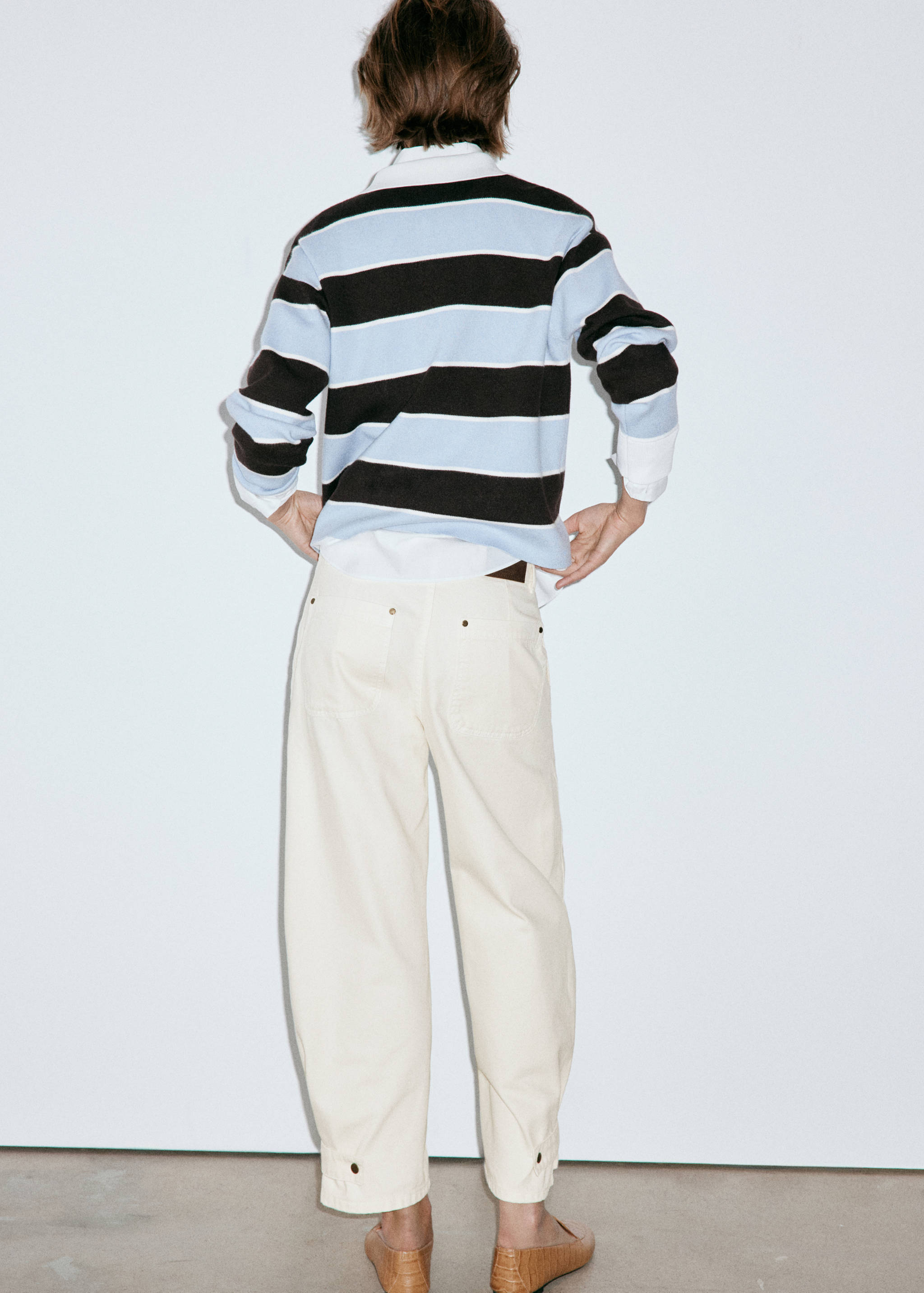 Balloon jeans with regular waist - Reverse of the article