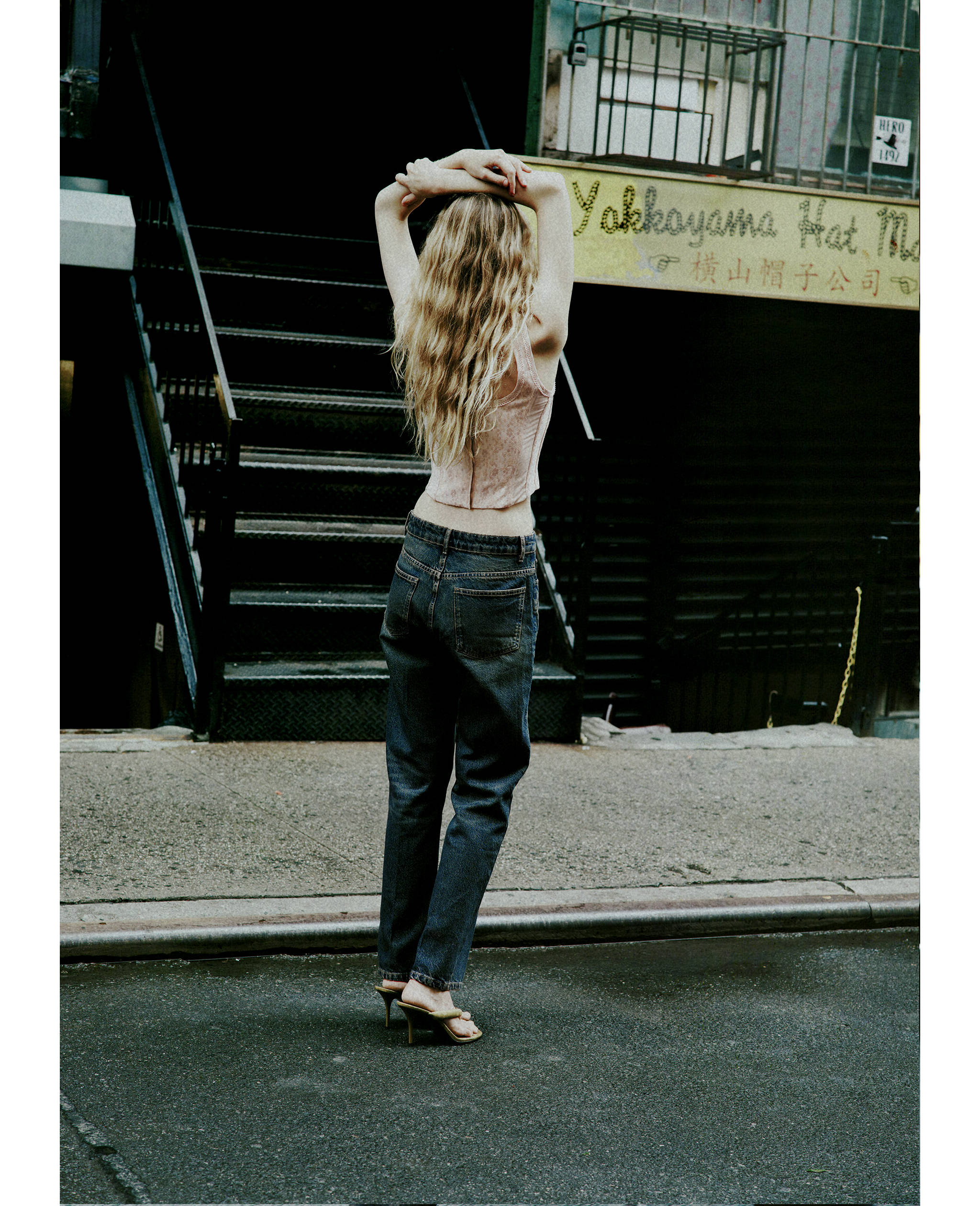 High waist straight jeans - Reverse of the article