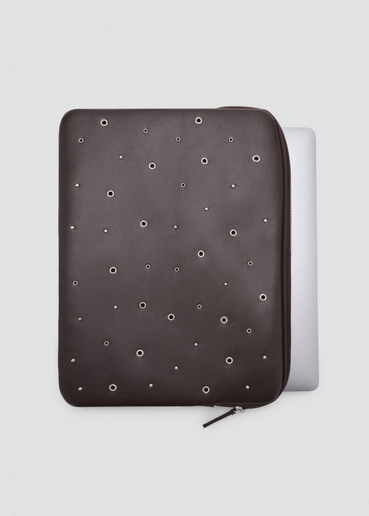Laptop cover with eyelets — Medium Brown