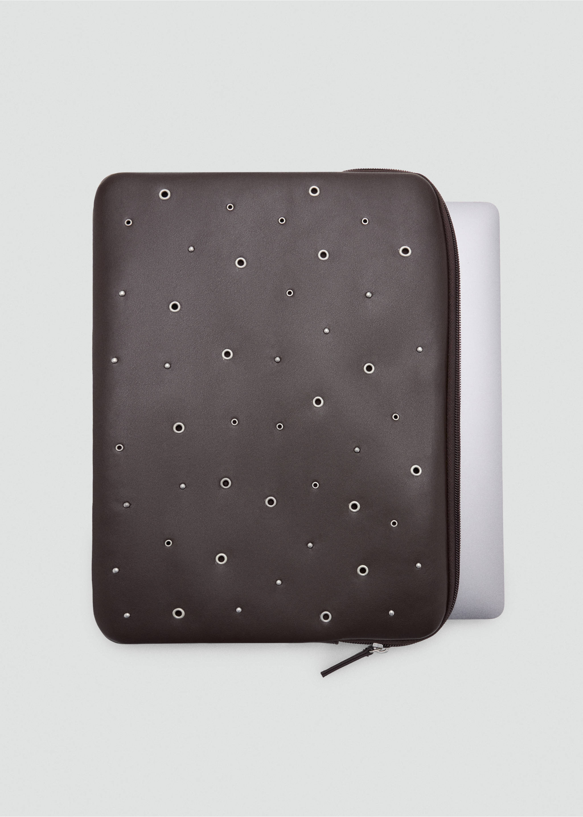 Laptop cover with eyelets - Details of the article 2, Medium Brown. Ref: 37034417-00.