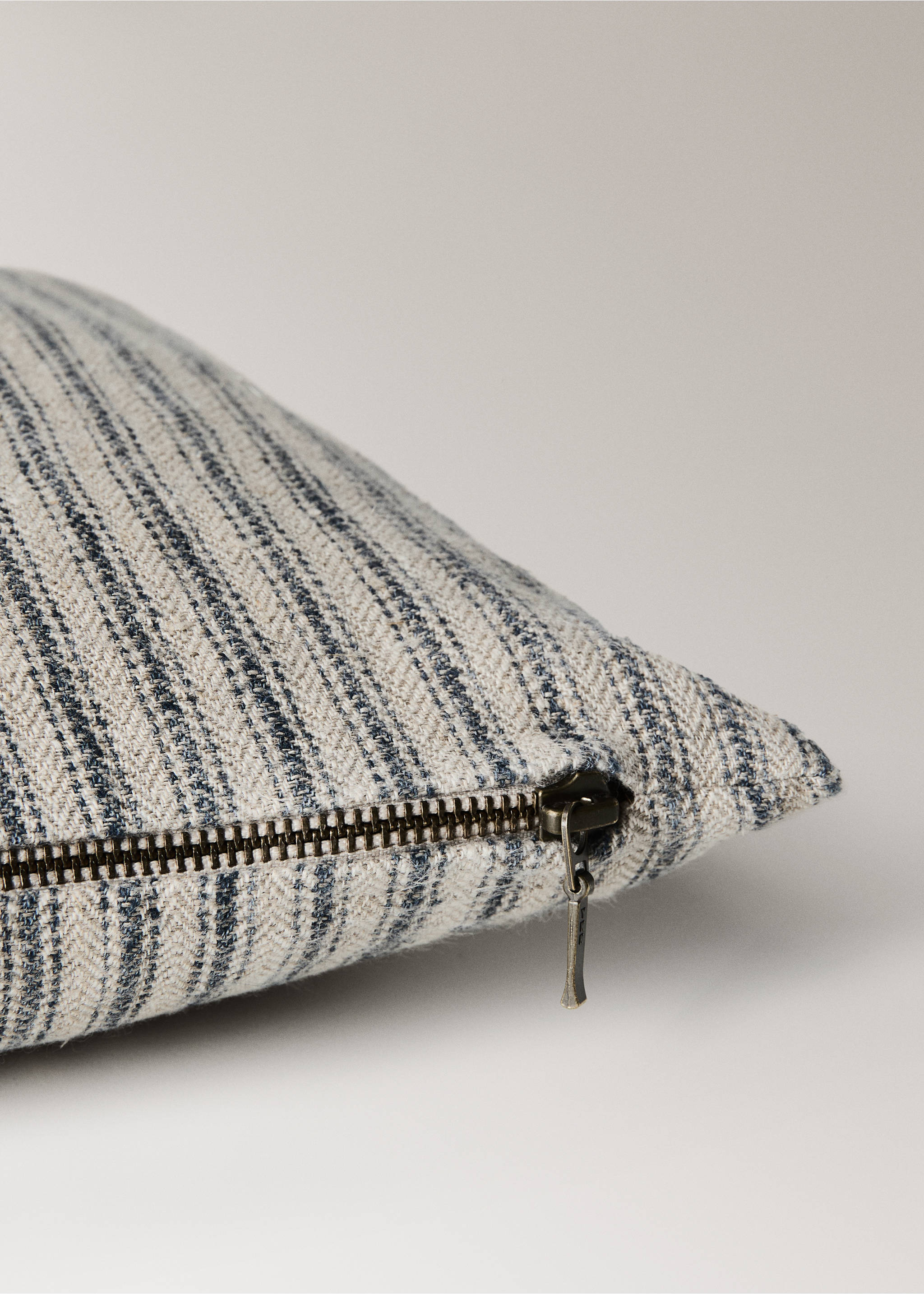 Linen striped cushion cover 30x50 cm - Details of the article 2, Blue. Ref: 37034438-00.