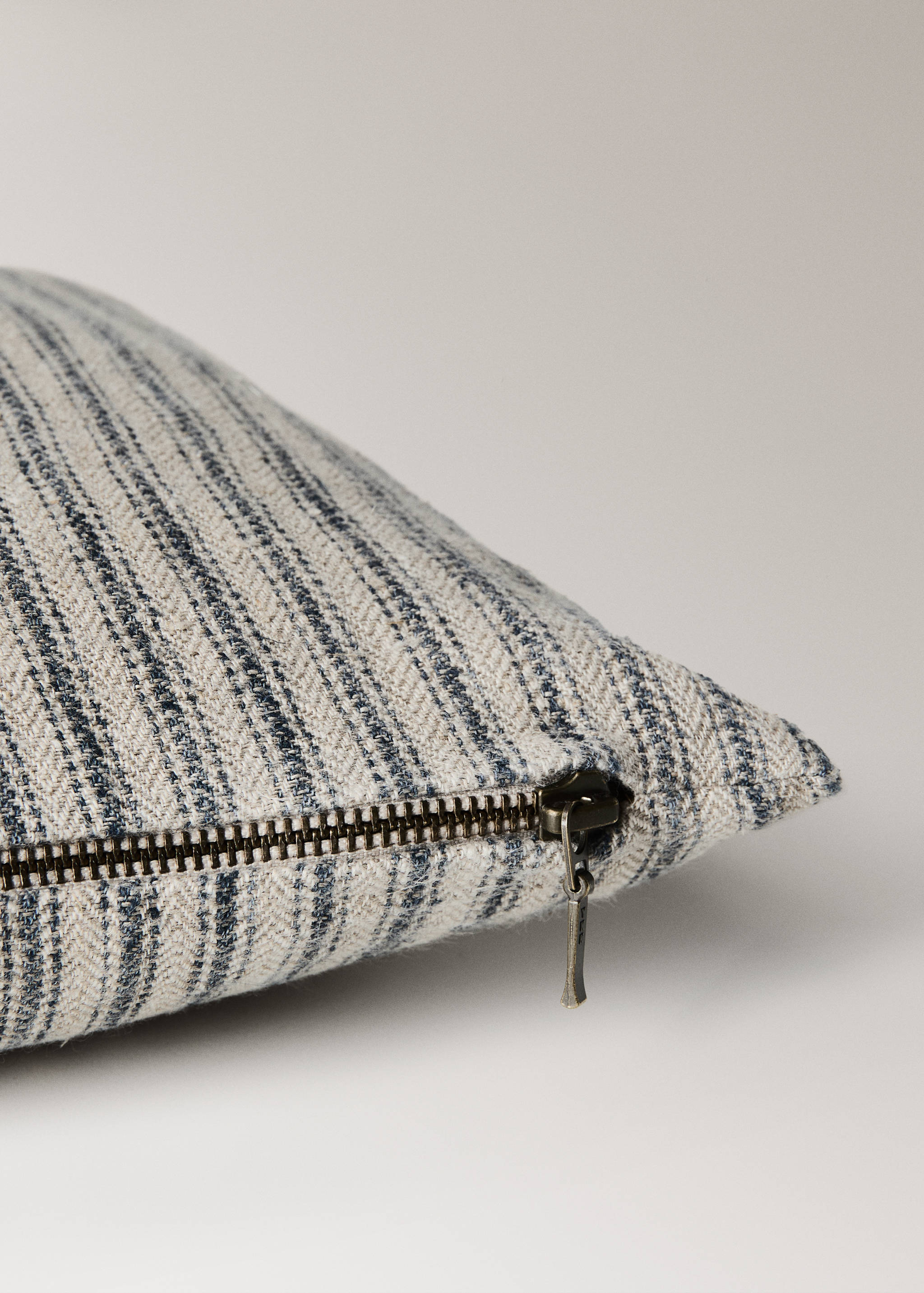 Linen striped cushion cover 30x50 cm - Details of the article 2