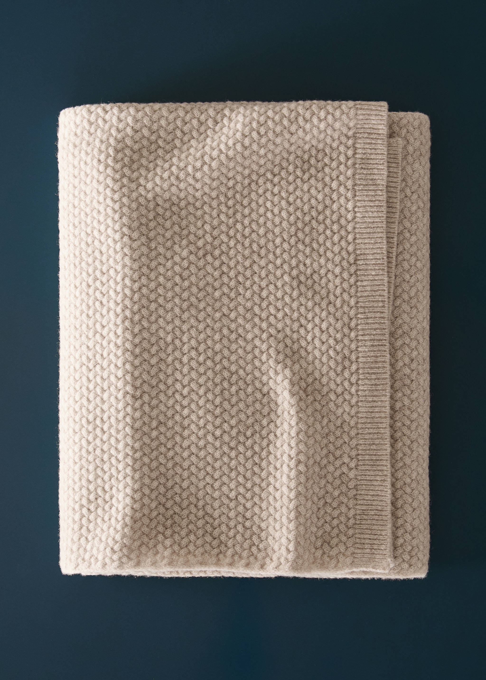 Cable-knit wool blanket - General plane
