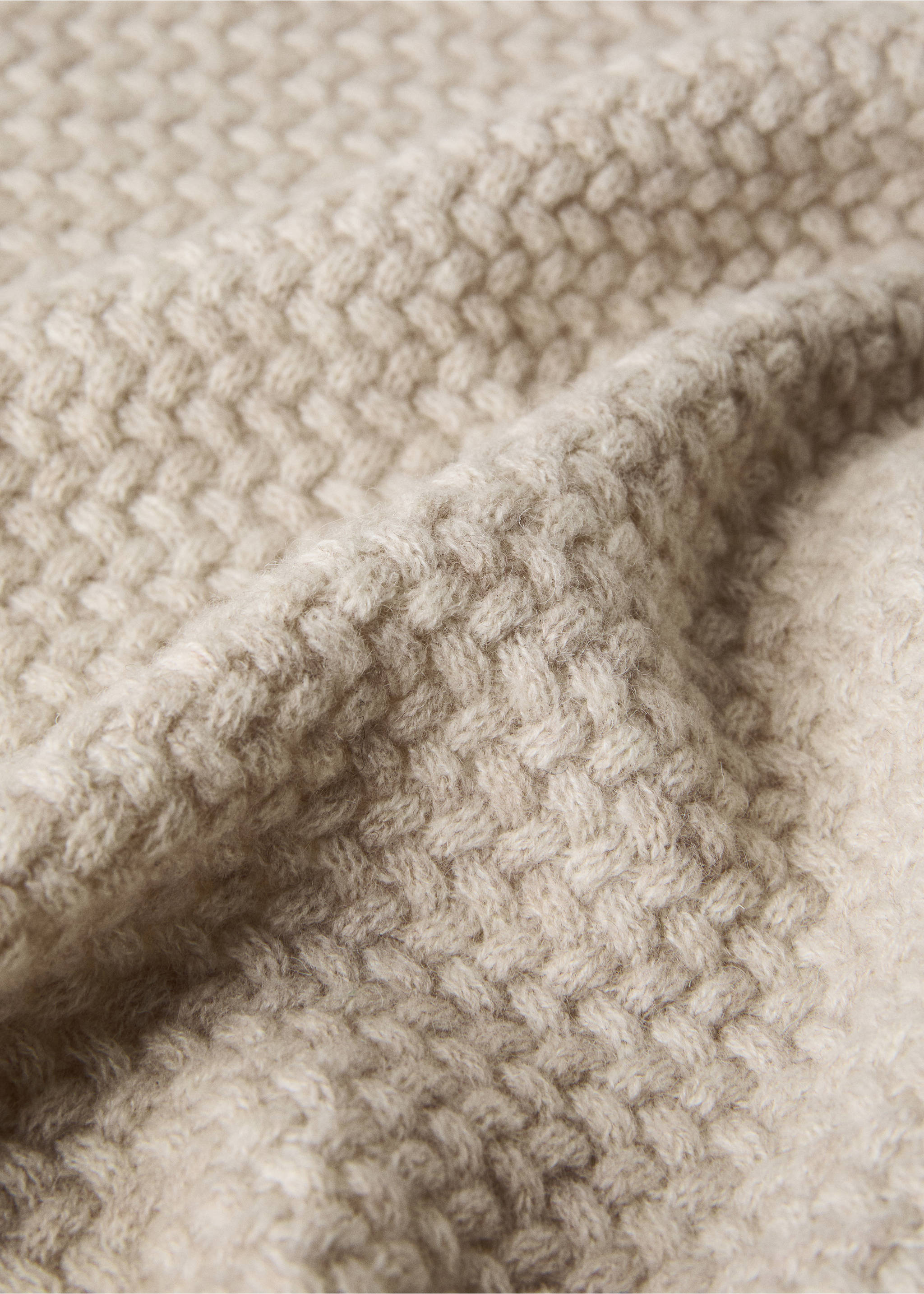 Cable-knit wool blanket - Details of the article 2, Ecru. Ref: 37034440-00.