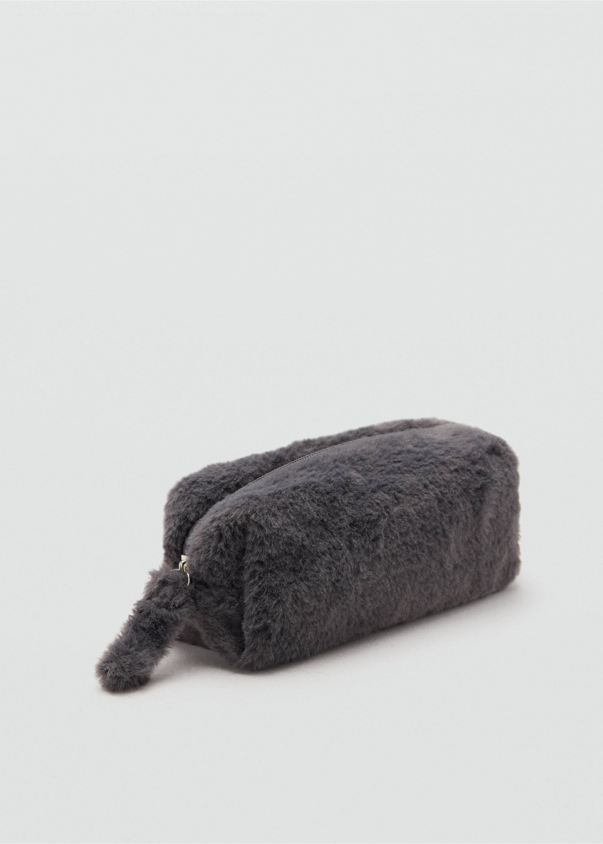 Trousse en fausse fourrure douce - Plan moyen, Gris. Ref: 37034462-00.