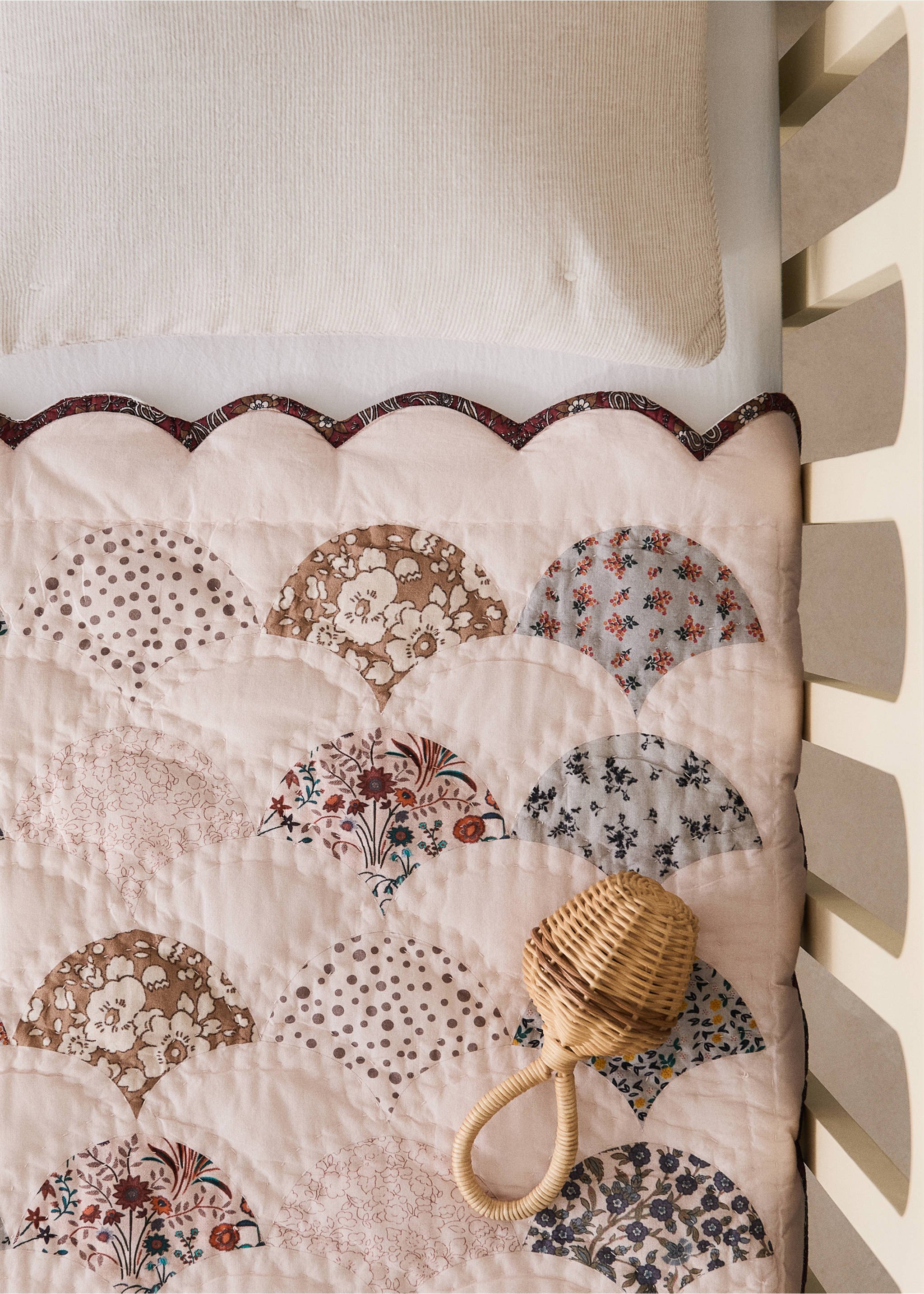Pale pink quilted duvet with patterned fan-shaped blocks and a scalloped edge., Nude. Ref: 37034466-00.