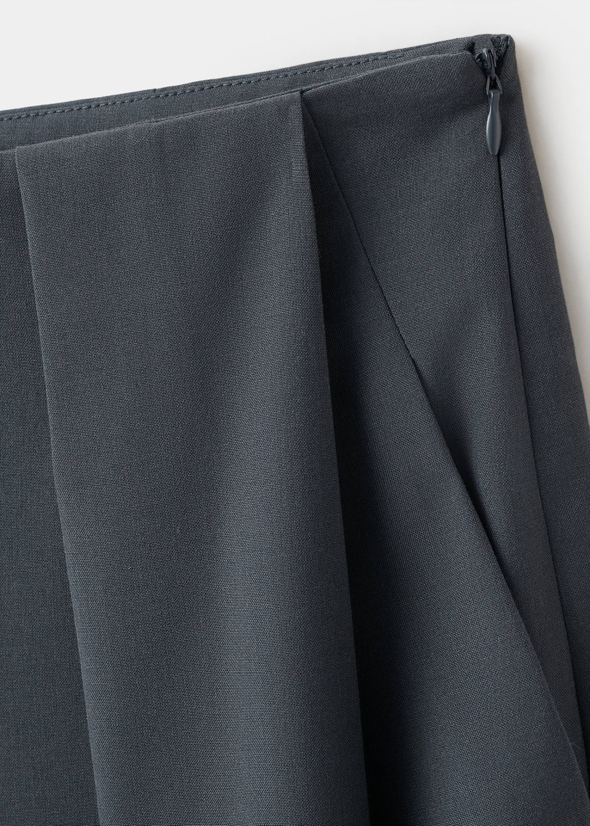 Straight-fit pleated trousers — Grey