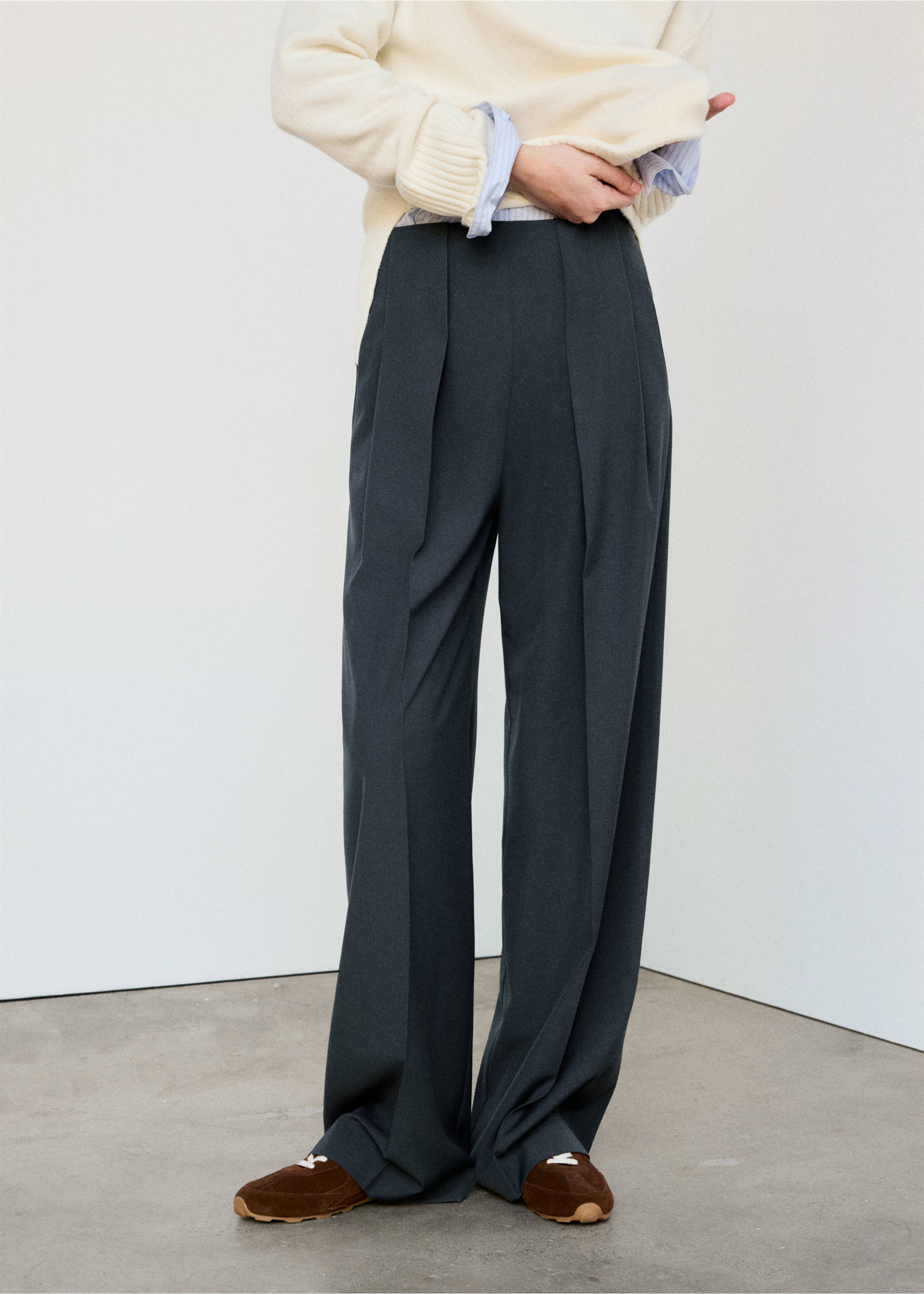 Pantalon droit pinces - Plan moyen, Gris. Ref: 37034777-01.