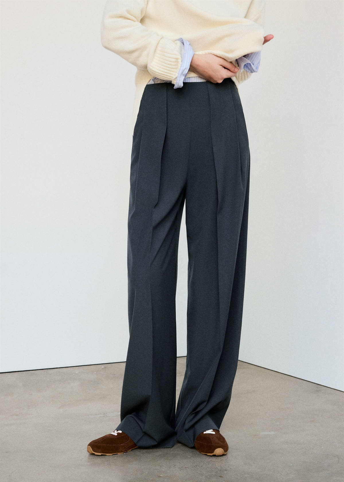 Straight-fit pleated trousers — Grey
