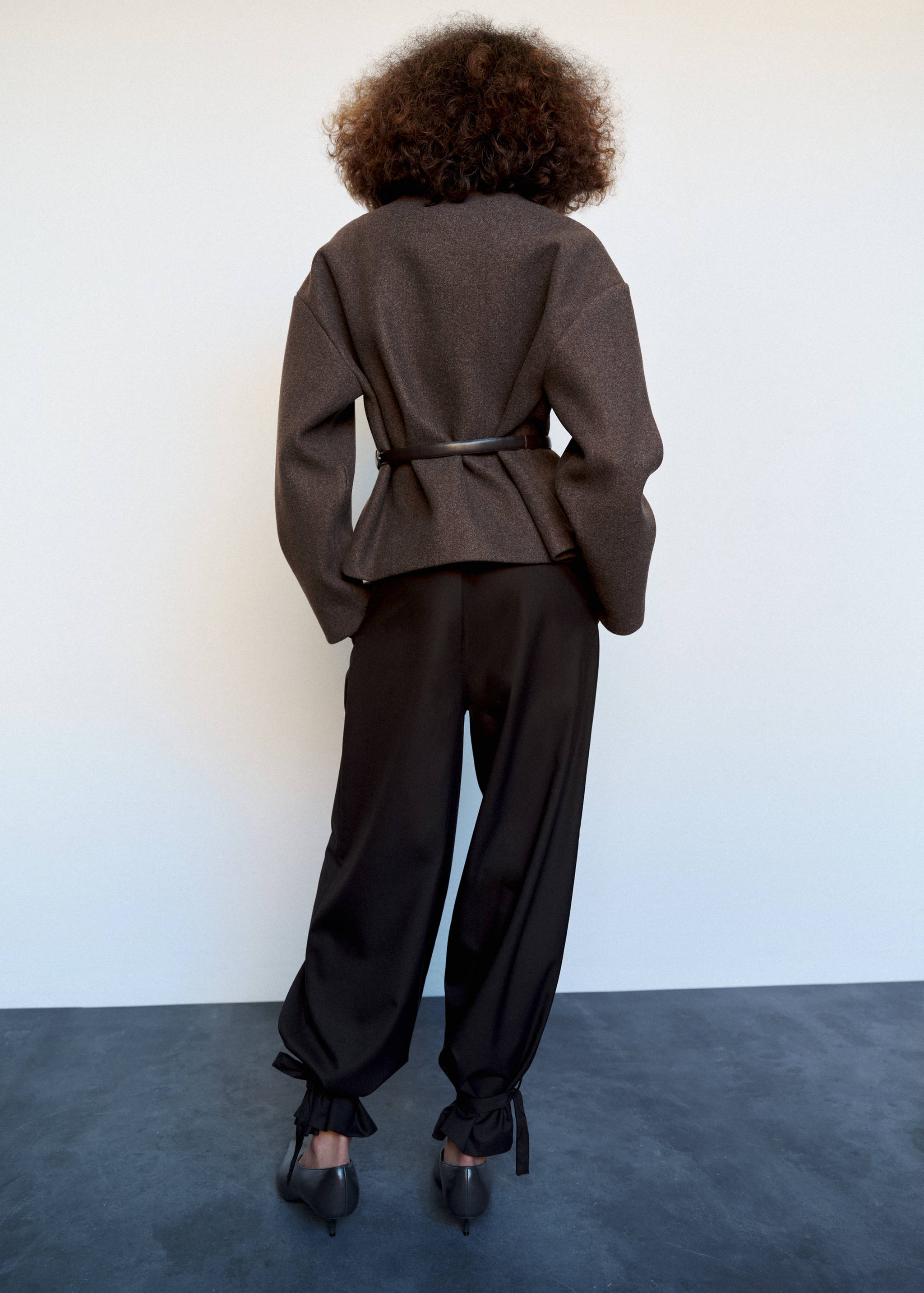 Baggy trousers with ties - Reverse of the article