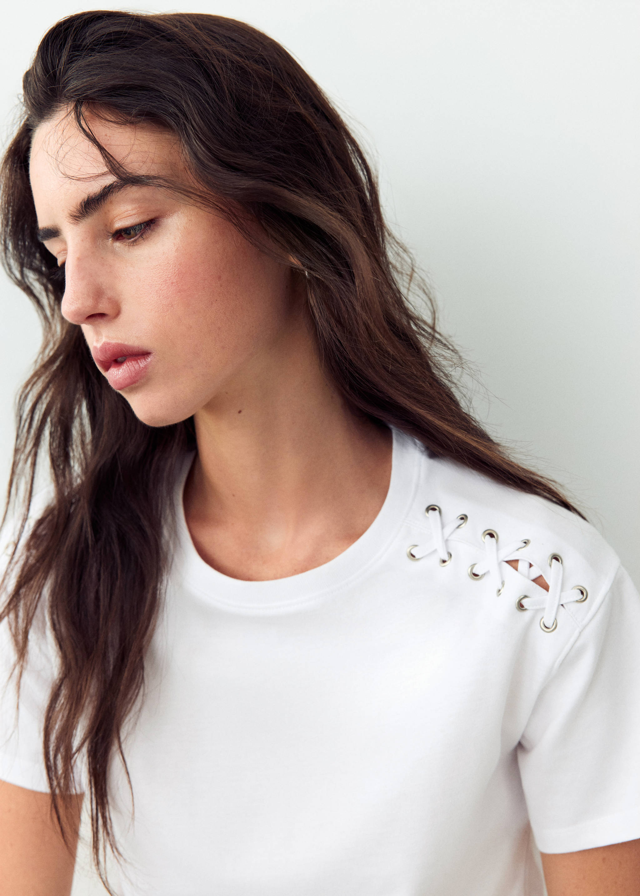 Fitted T-shirt with crisscross lacing - Details of the article 1