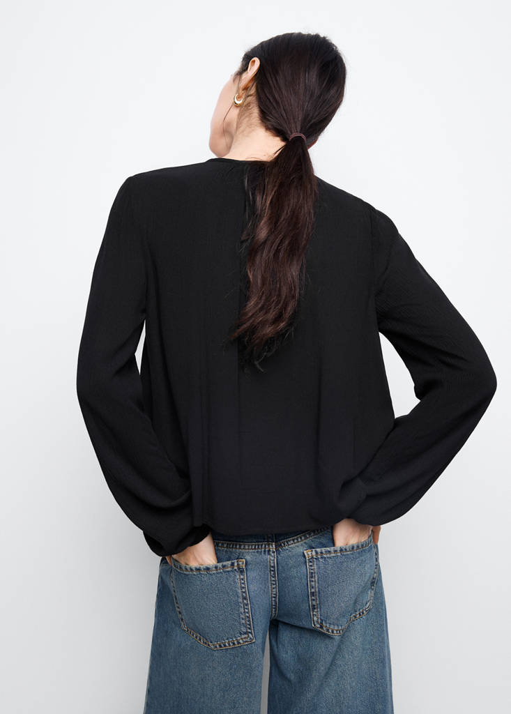 Fluid blouse with metallic details — Black