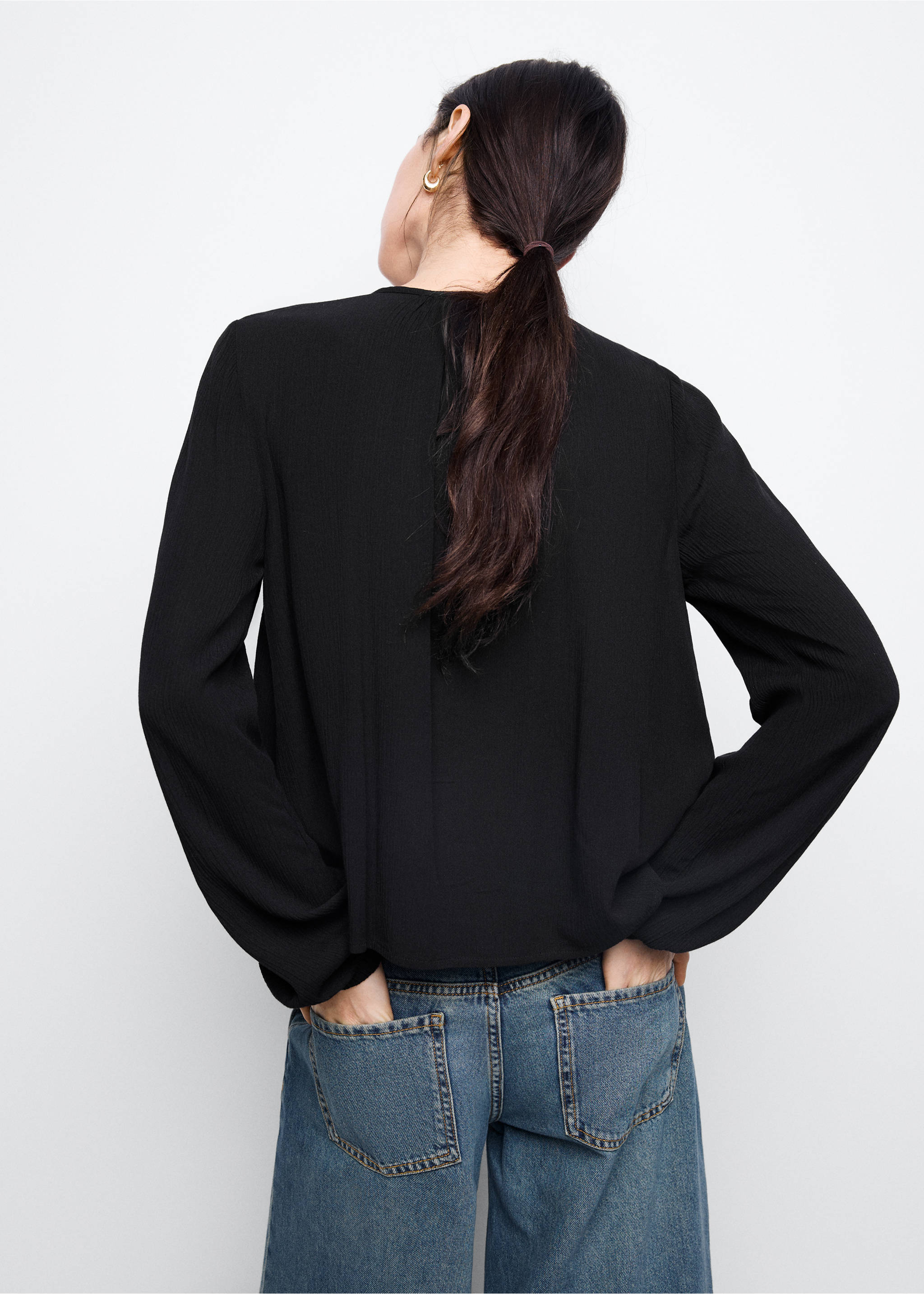 Fluid blouse with metallic details - Reverse of the article, Black. Ref: 37034783-00.